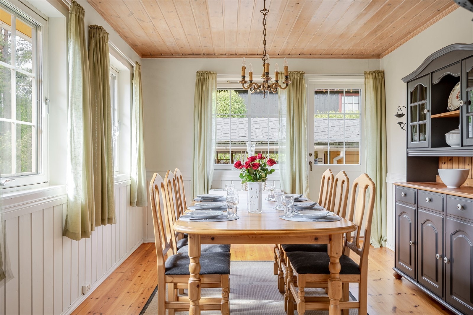 Utrolig lys og nydelig spisestue med flere store vindusflater og utgang til terrassen. Det er montert luft-til-luft varmepumpe fra 2019 som sørger for en god og jevn varme på vinterstid. Galleribilde