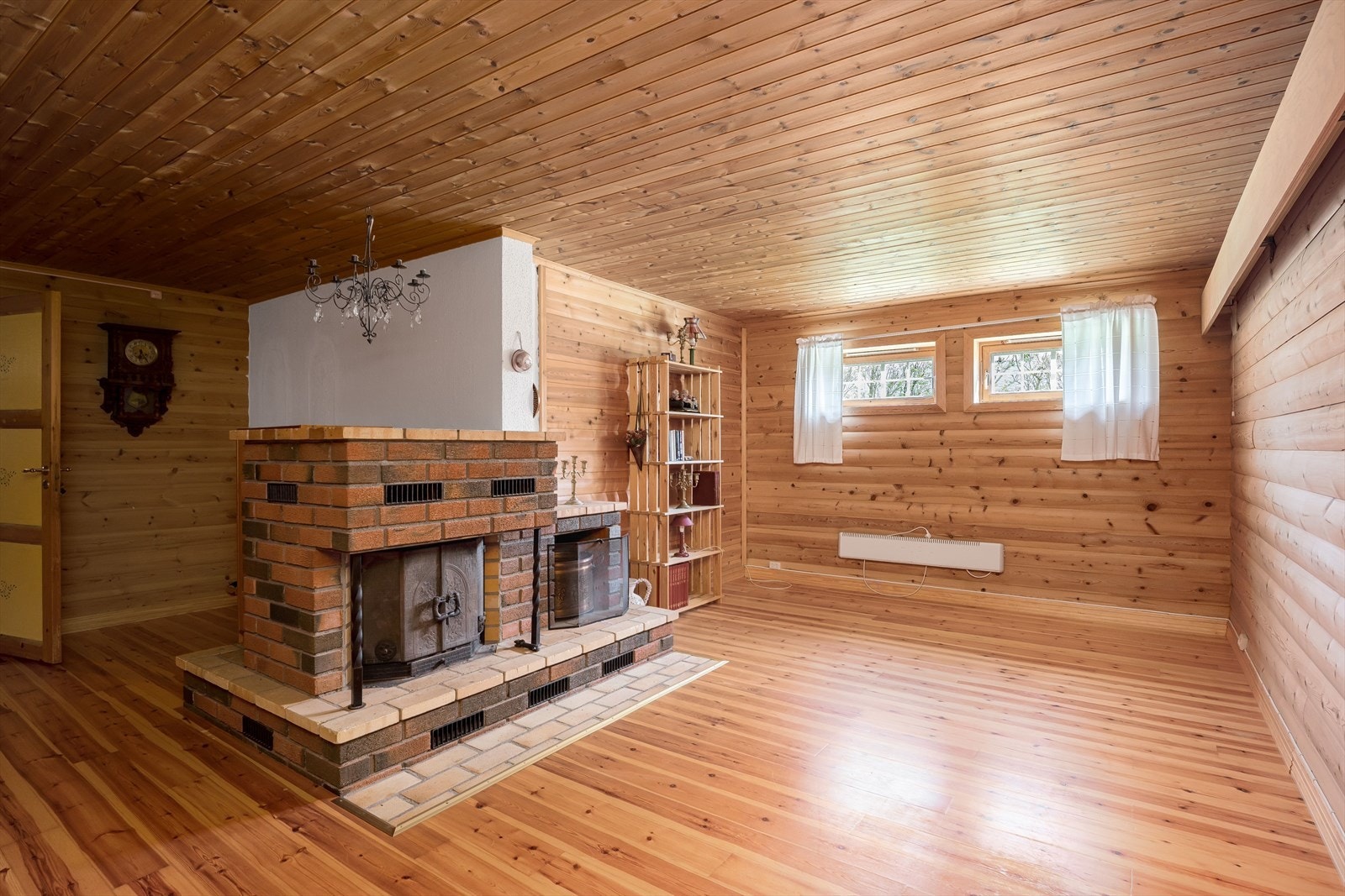 Koselig kjellerstue med lakkerte tregulv og overflater med panel. Rommet er definert som hobbyrom i byggetegningene og er derfor ikke godkjent for varig opphold. Galleribilde