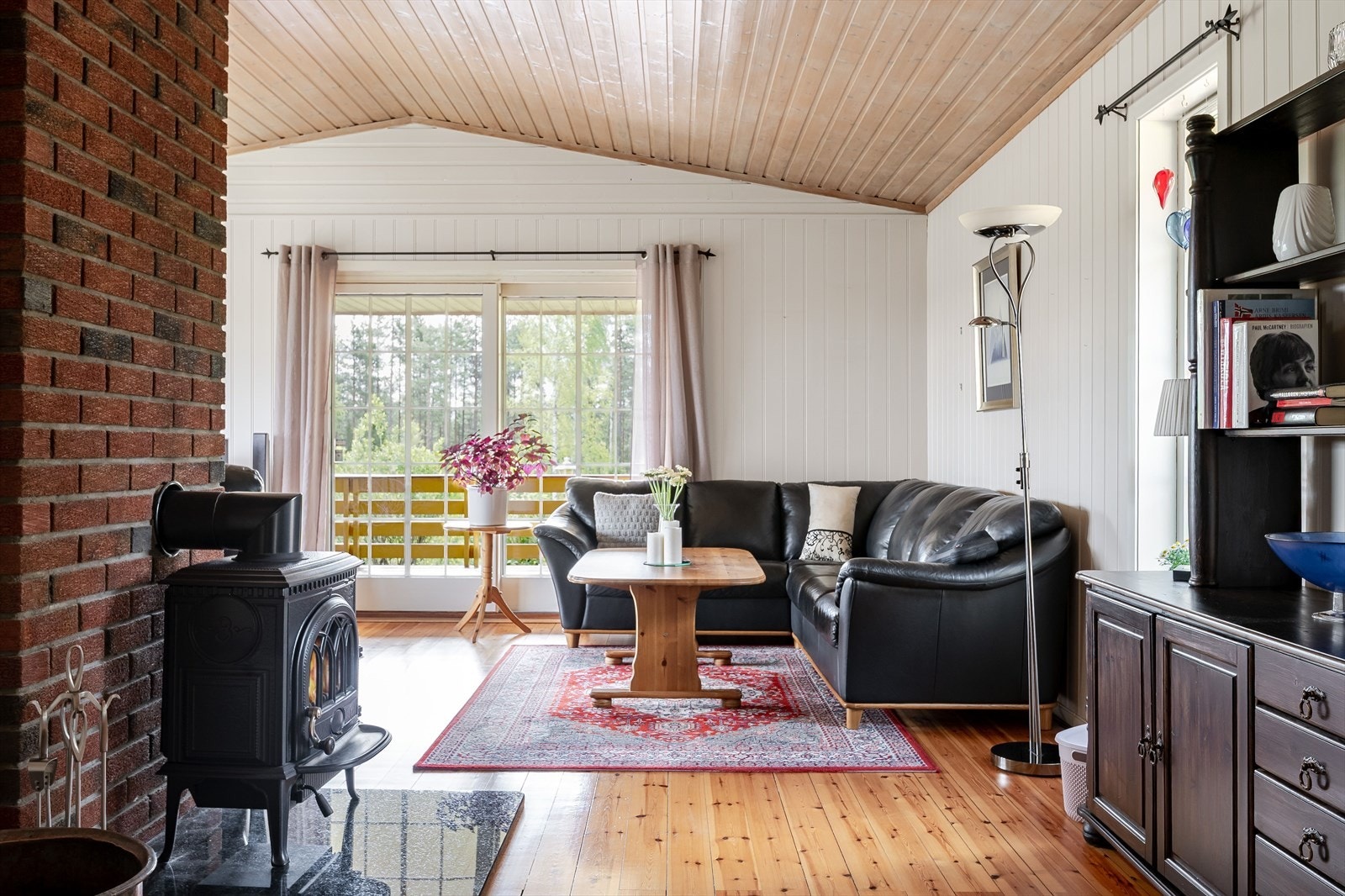 Stuen er det naturlige oppholdsrommet i boligen, og er et stort, lyst og hyggelig rom. I stuen er det en rentbrennende vedovn fra ca. 2010 som både gir god varme og bidrar til ekstra hygge. Galleribilde