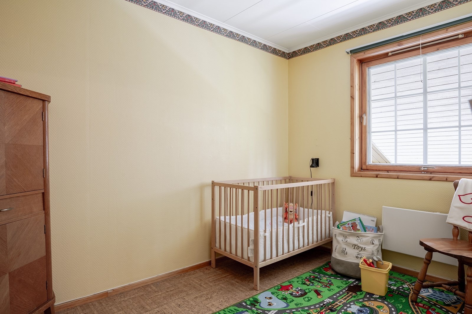 Soverom 2 er et koselig rom som passer fint som barnerom, gjesterom eller kontor. Galleribilde