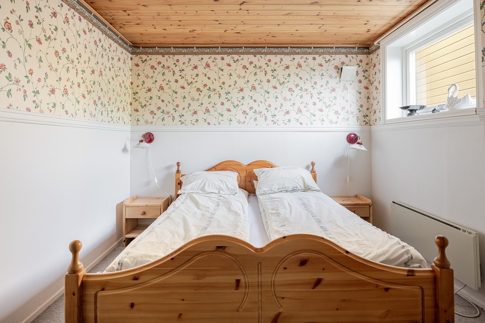 Rommet er i de originale byggetegningene definert som disponibelt rom (boligens tilleggsdel), og er derfor ikke godkjent for varig opphold. Rommet fikk nytt kjellervindu iht. tegningene fra 1985. Galleribilde