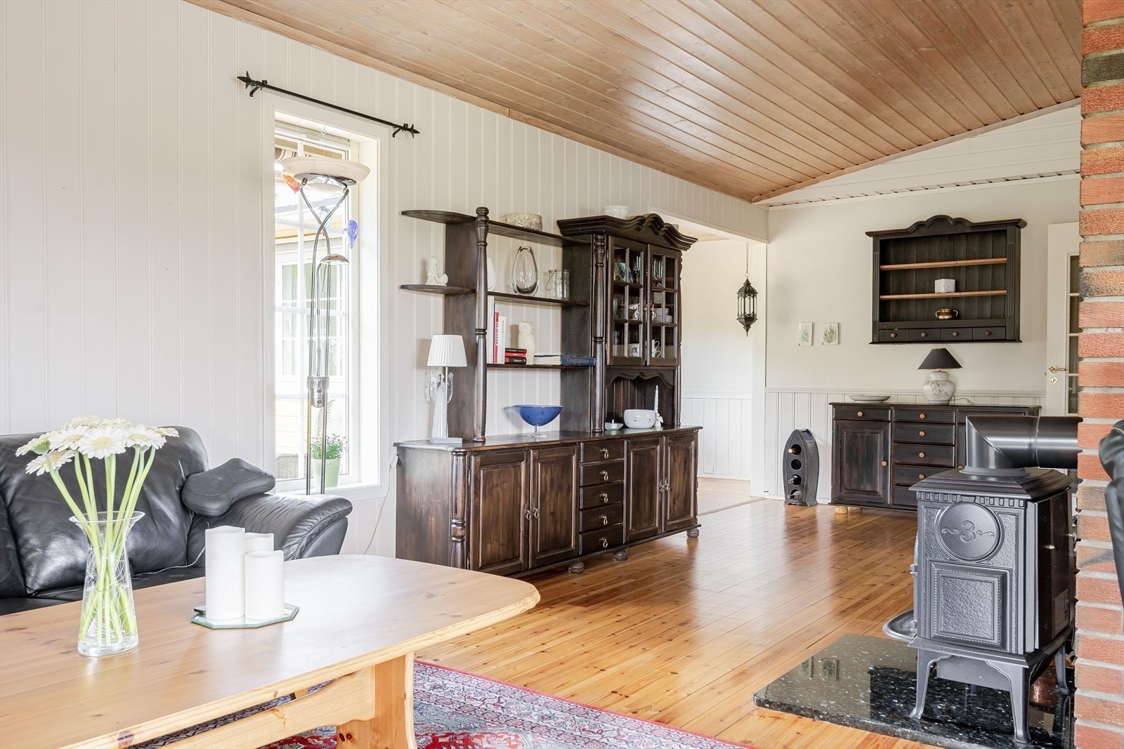 Stuen er romslig og kan enkelt innredes med ulike soner og sittegrupper. Galleribilde