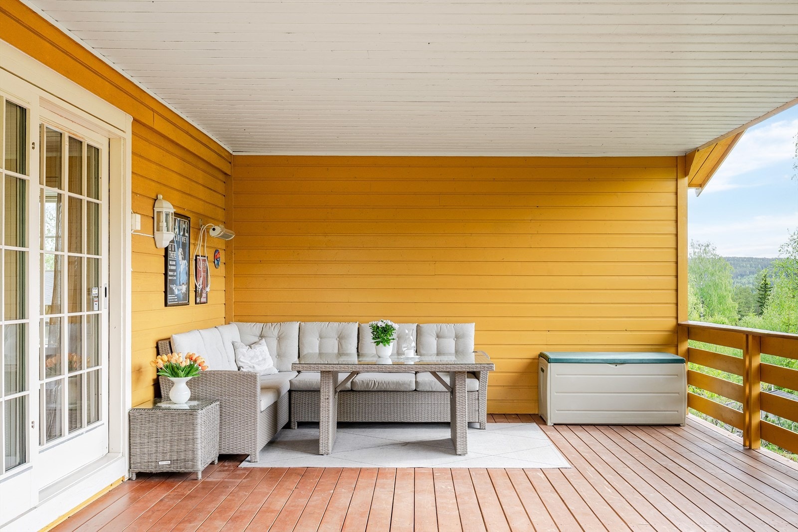 Stor og flott overbygget terrasse med god plass til sittegrupper etter eget ønske og behov. Det er også montert varmelampe, utebelysning og stikkontakt. Galleribilde