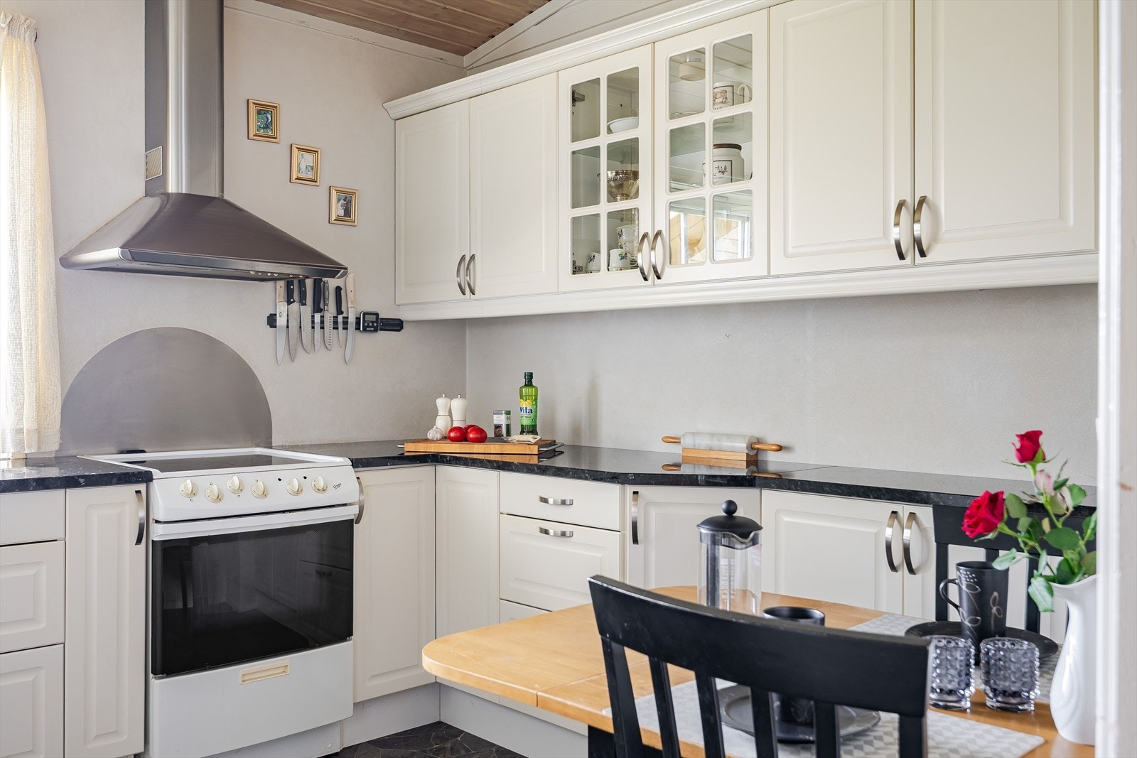 Lyst og klassisk Sigdal-kjøkken fra 2010 med god skap- og benkeplass. På kjøkkenet er det plass til frittstående hvitevarer som komfyr, oppvaskmaskin og kjøleskap med frysedel. Galleribilde