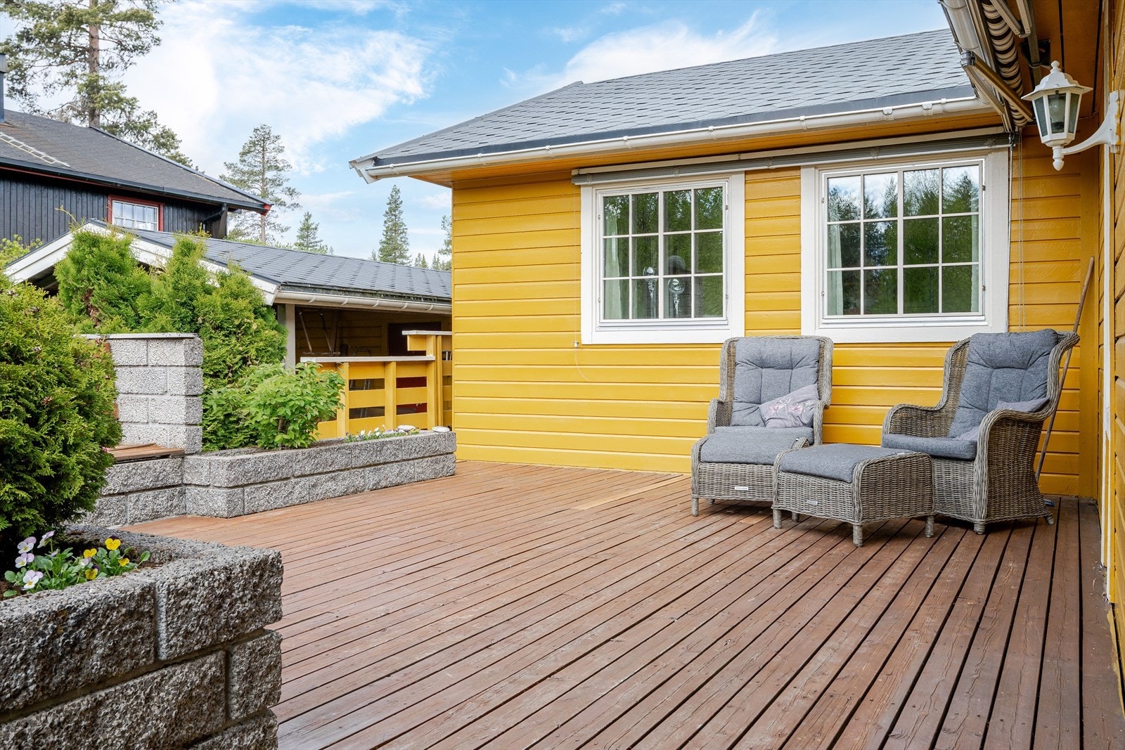 Terrassen har et areal på totalt ca. 66m². Mot sydvest er det en åpen terrasse med gode solforhold. Det er montert markise og utebelysning. Galleribilde