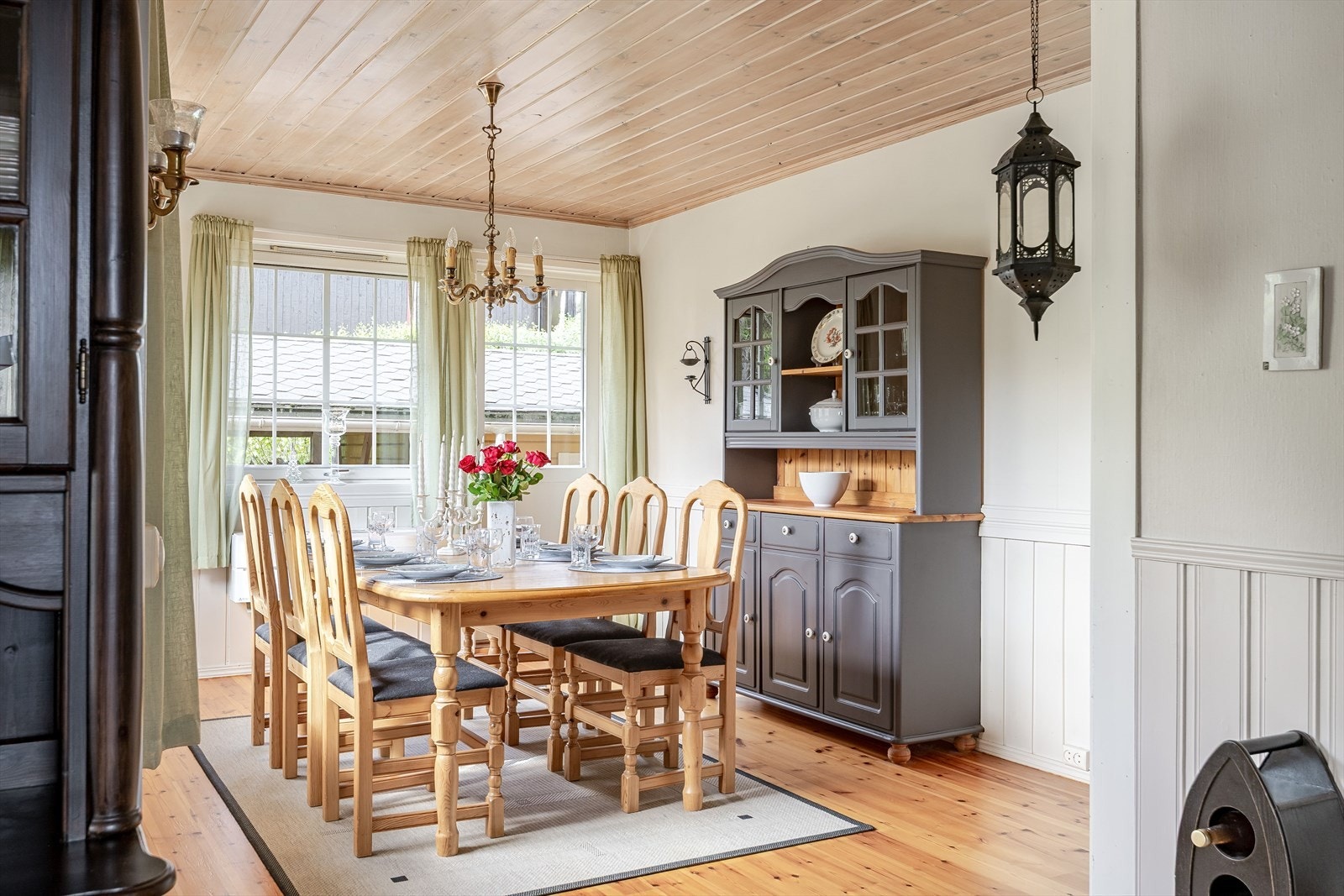Det er også en stor, lys og fin spisestue. Rommet var opprinnelig et soverom og kan enkelt gjøres om til et soverom igjen ved behov. Galleribilde