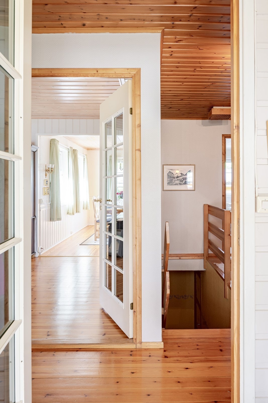 Boligen har en god planløsning med fine oppholdsrom, 2 soverom, bad og ekstra toalettrom i 1. etasje. I tillegg er det kjeller innredet med kjellerstue, soverom, vaskerom og boder. Galleribilde