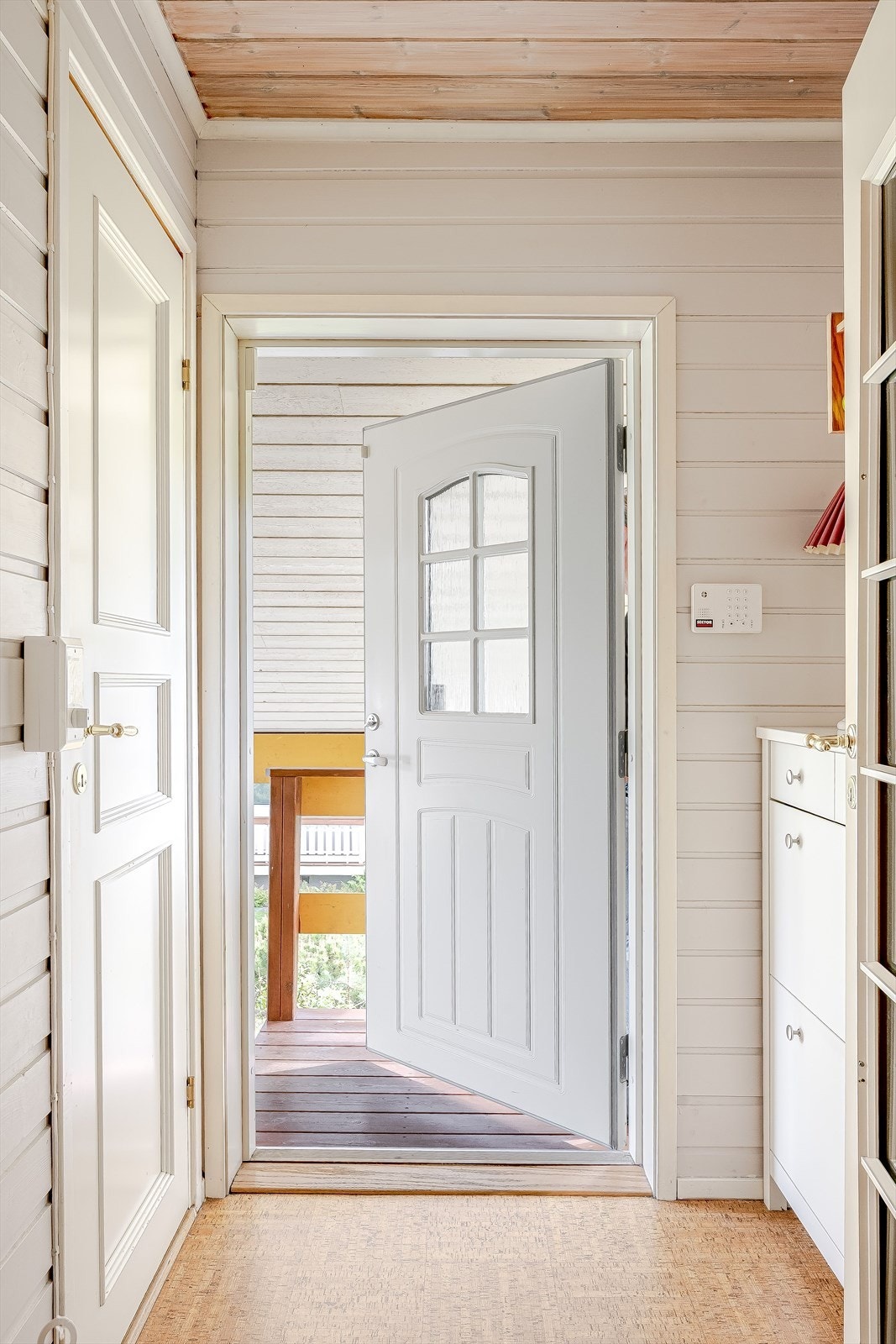 Når du entrer boligen kommer du inn i et praktisk vindfang med plass til sko og oppheng av yttertøy. Fra entréen er det også adkomst til et ekstra toalettrom. Galleribilde