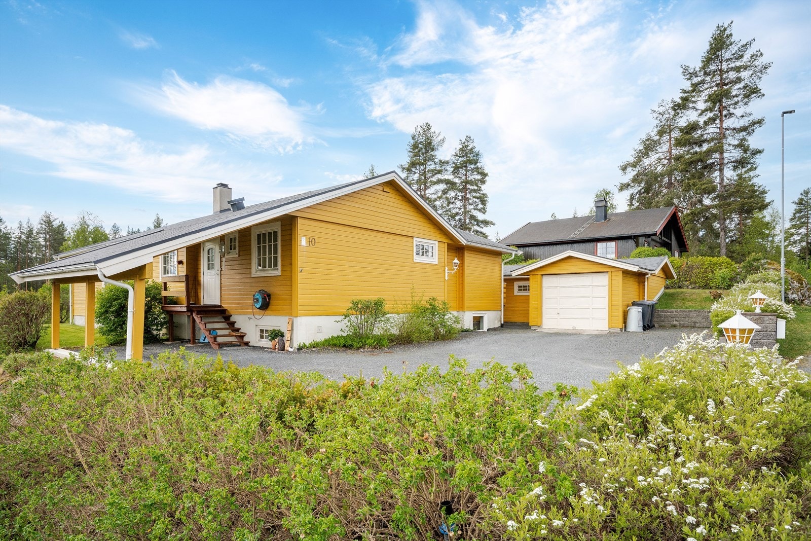 Velkommen til Bregneveien 10! Eiendommen er bebygd med en enebolig fra 1981 tilbygget med carport i ca. 2010, et garasjeuthus fra 1983 og en lekestue fra 1982. Galleribilde