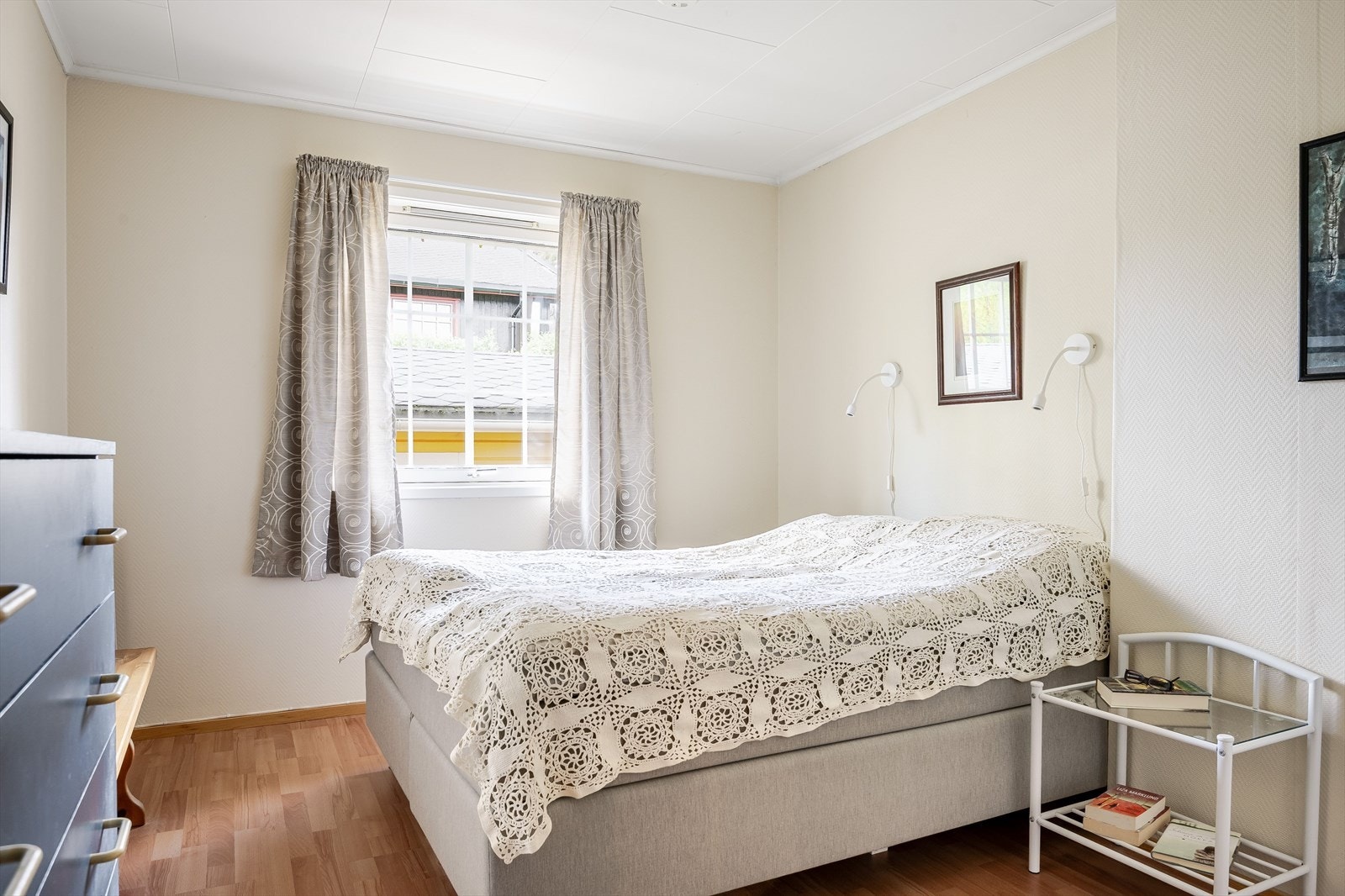 Boligen har et lyst og hyggelig hovedsoverom med laminat på gulv og lysmalt tapet på veggene. Galleribilde