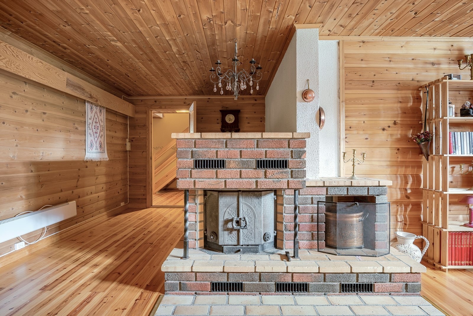 Som et fint midtpunkt i rommet er det en murt peis med peisinnsats. Galleribilde