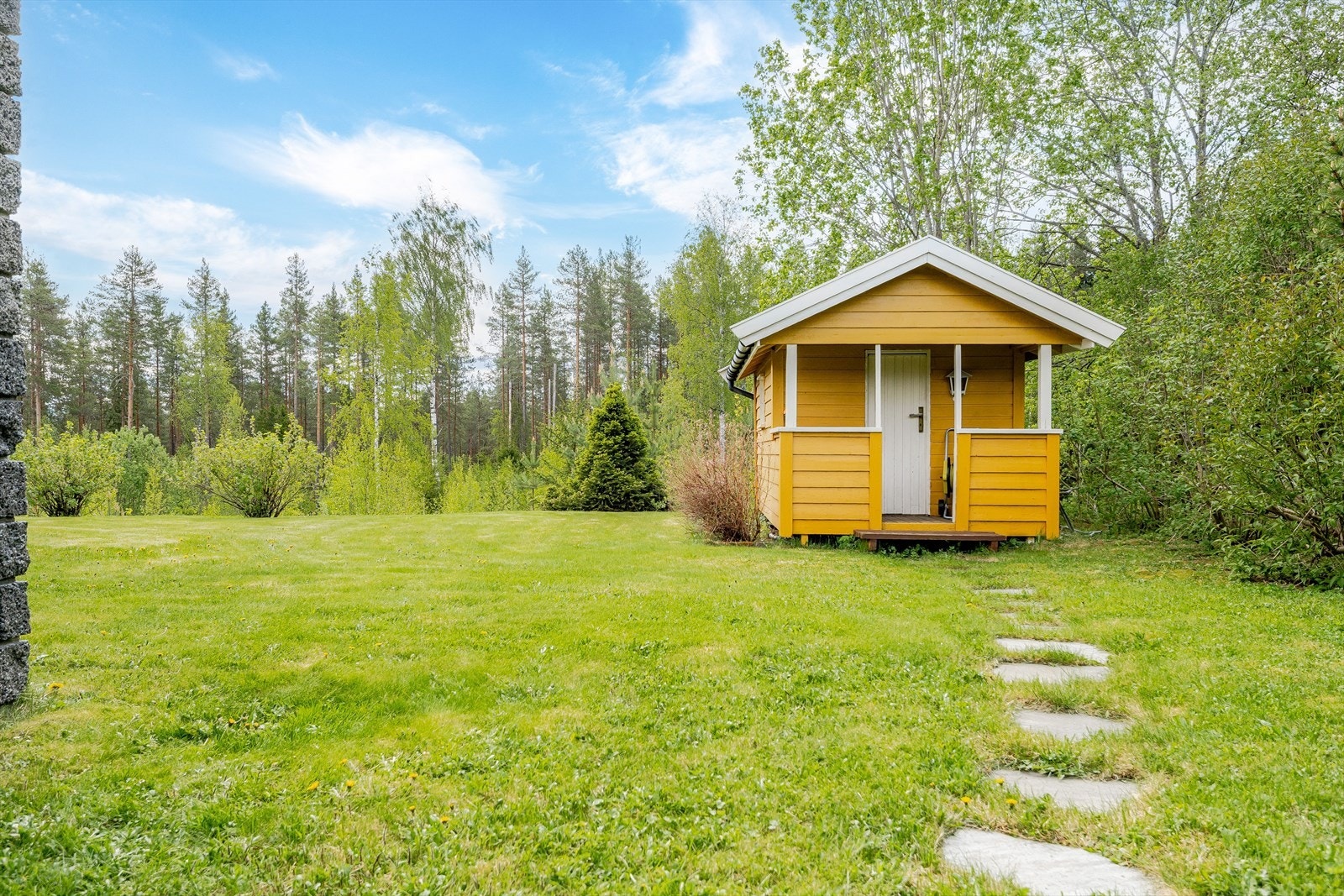 Gangvei med steiner til en hyggelig lekestue på ca. 5m² (ikke målverdig areal). Galleribilde