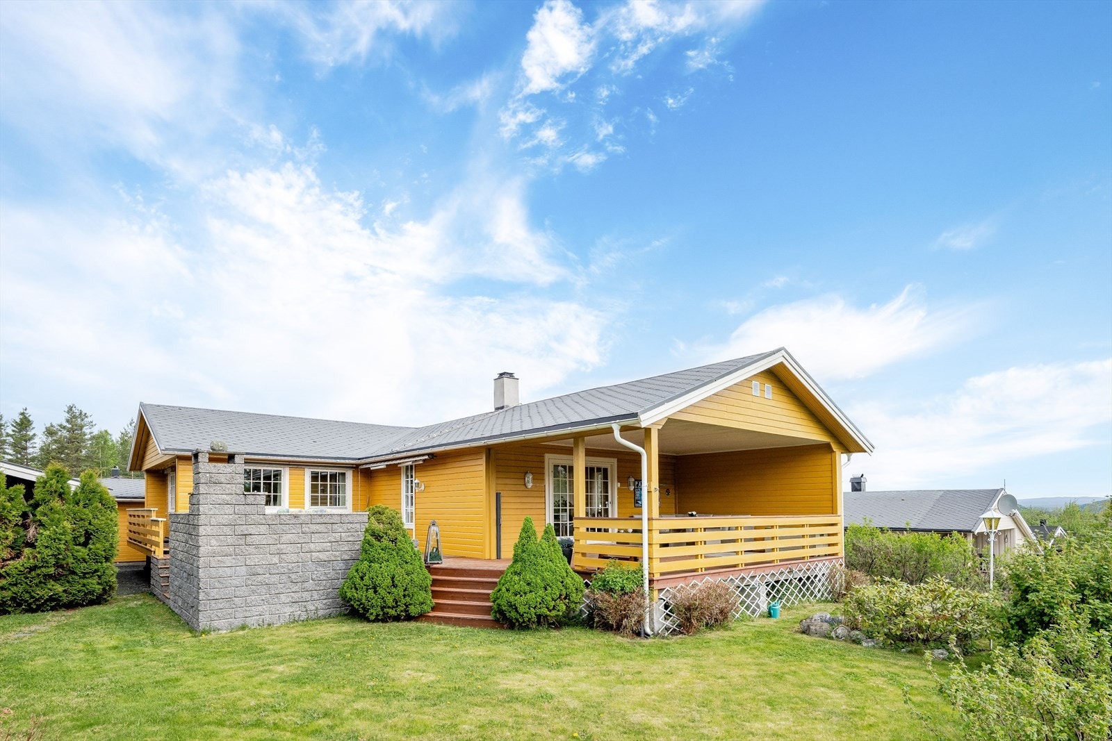 Fra terrassen er det en fin bred trapp ned til hagen som er pent opparbeidet. Hagen er ryddig og pent opparbeidet med plen og variert beplantning som bla. solbær, rips og syrin hekk. Galleribilde