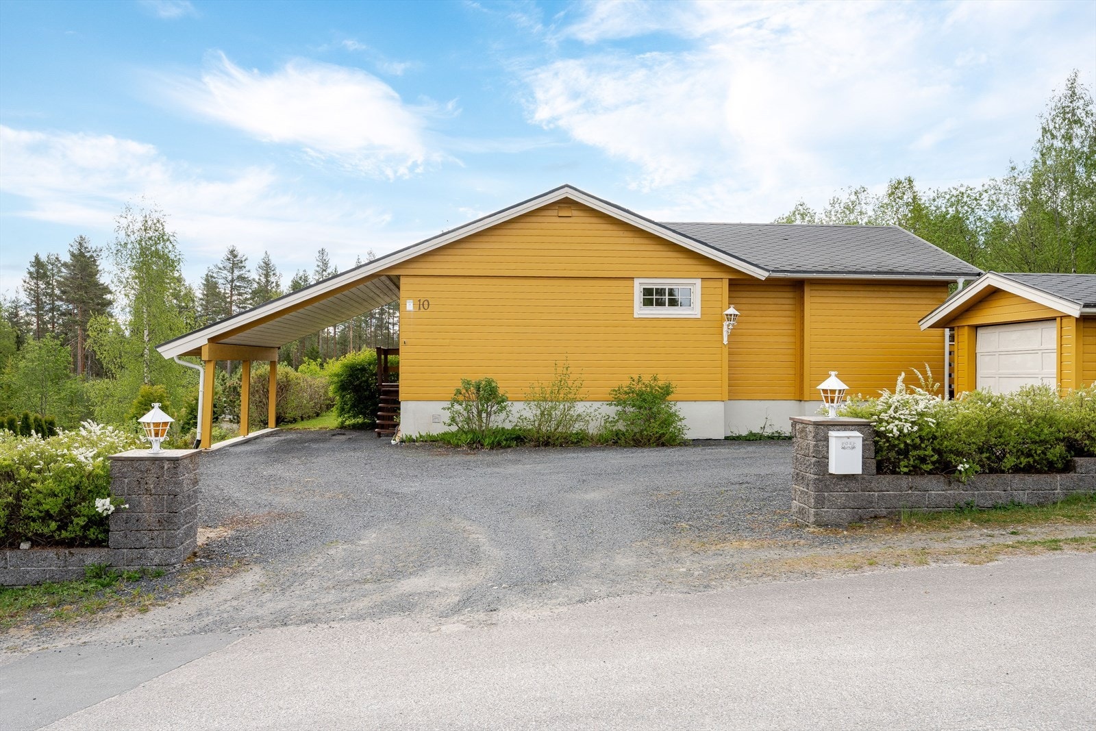 Eiendommen ligger i et hyggelig og veletablert boligfelt på Tallmoen på Rena. Tilbaketrukket og barnevennlig beliggenhet i en rolig blindvei. Eiendommen grenser til friarealer mot sydøst som gir umiddelbar nærhet til fine turmuligheter i skogen. Galleribilde