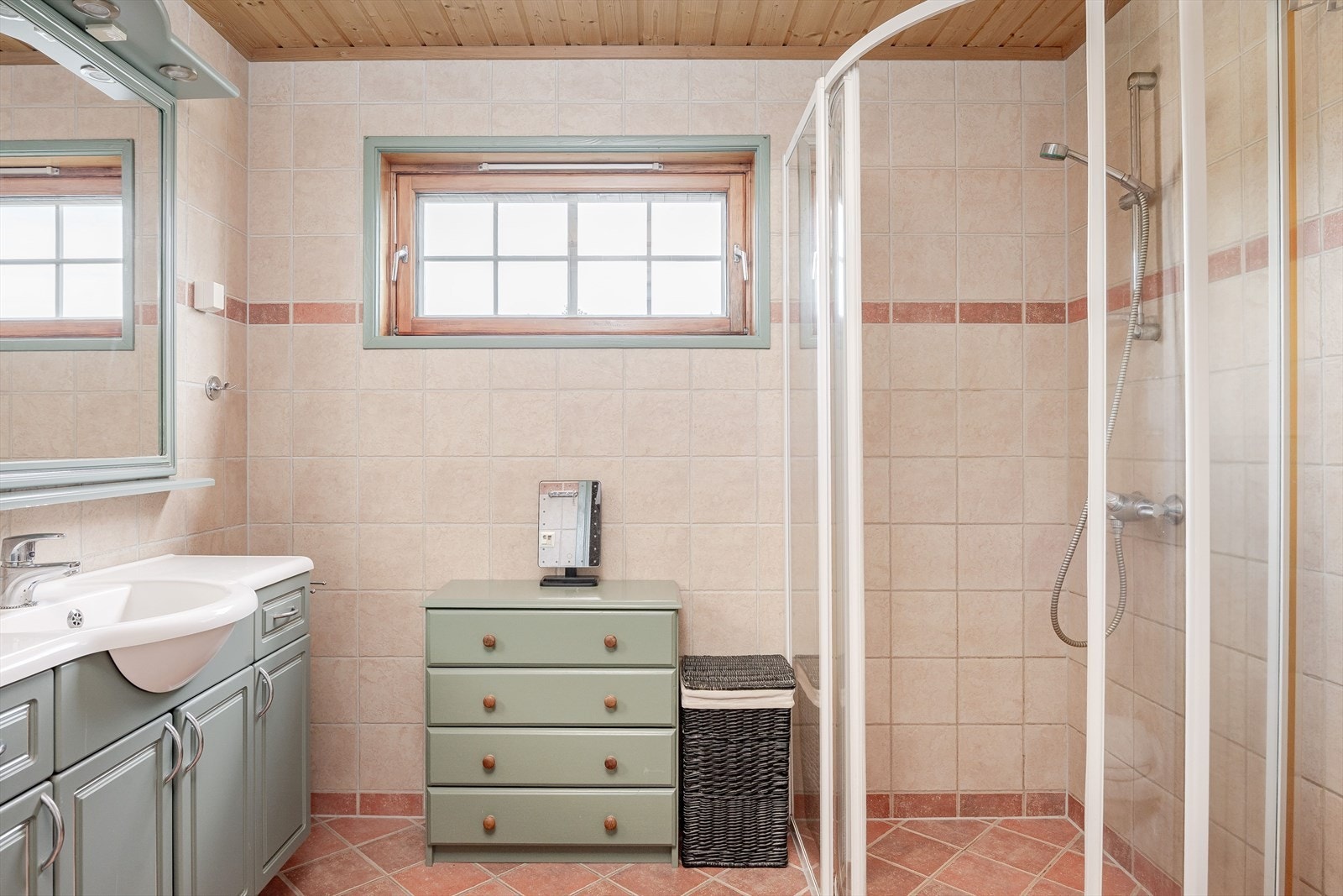 Boligen har et pent baderom som ble pusset opp av firma i 2002. Baderommet har fliser på gulv og vegger, elektriske varmekabler i gulv, downlights i himlingen og mekanisk avtrekk. Galleribilde