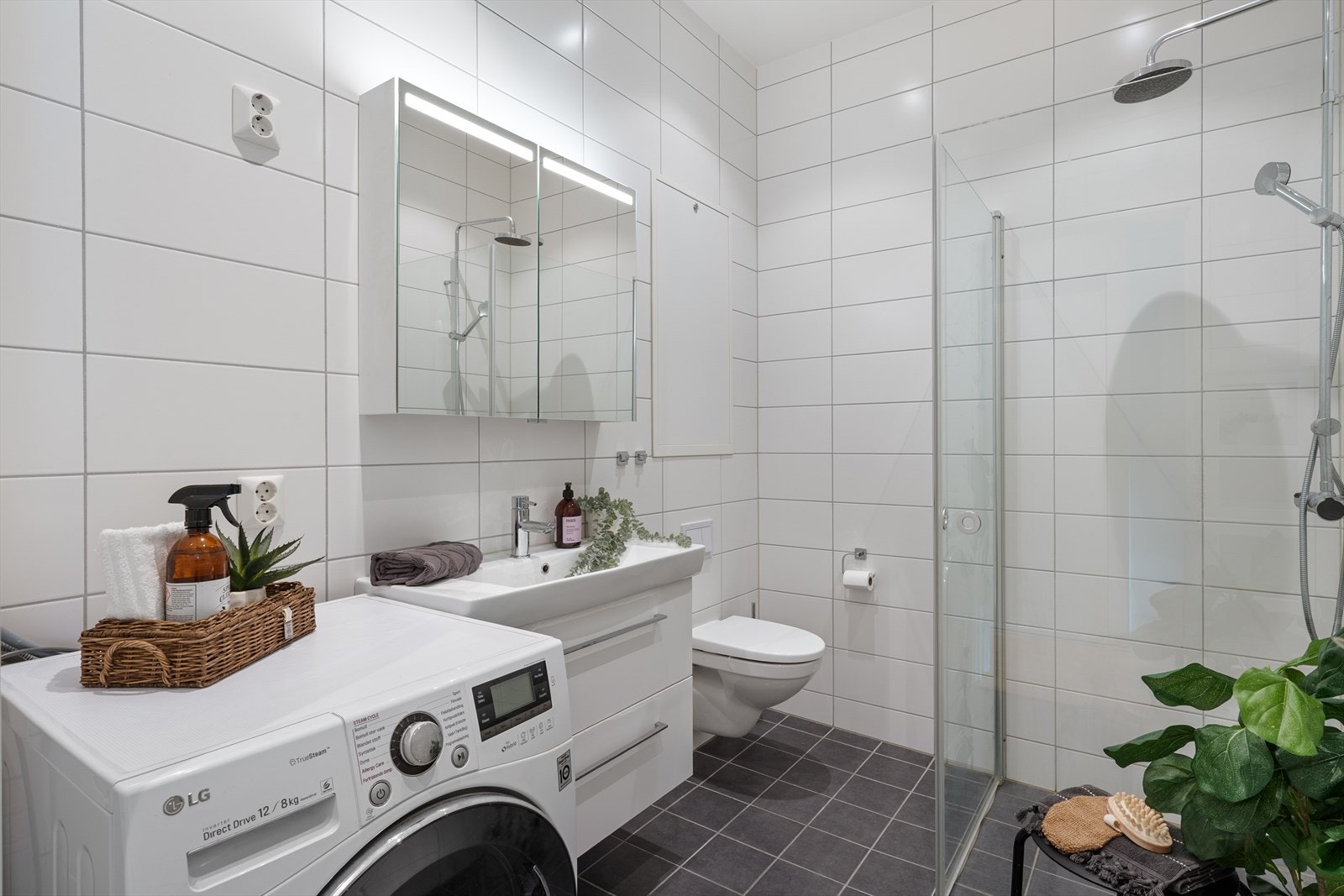- Badet er også helfliset med malte slette flater i taket - Galleribilde