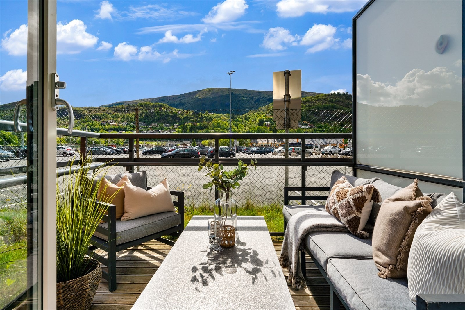 - Leiligheten har også en herlig terrasse på 7,4 kvm - Galleribilde