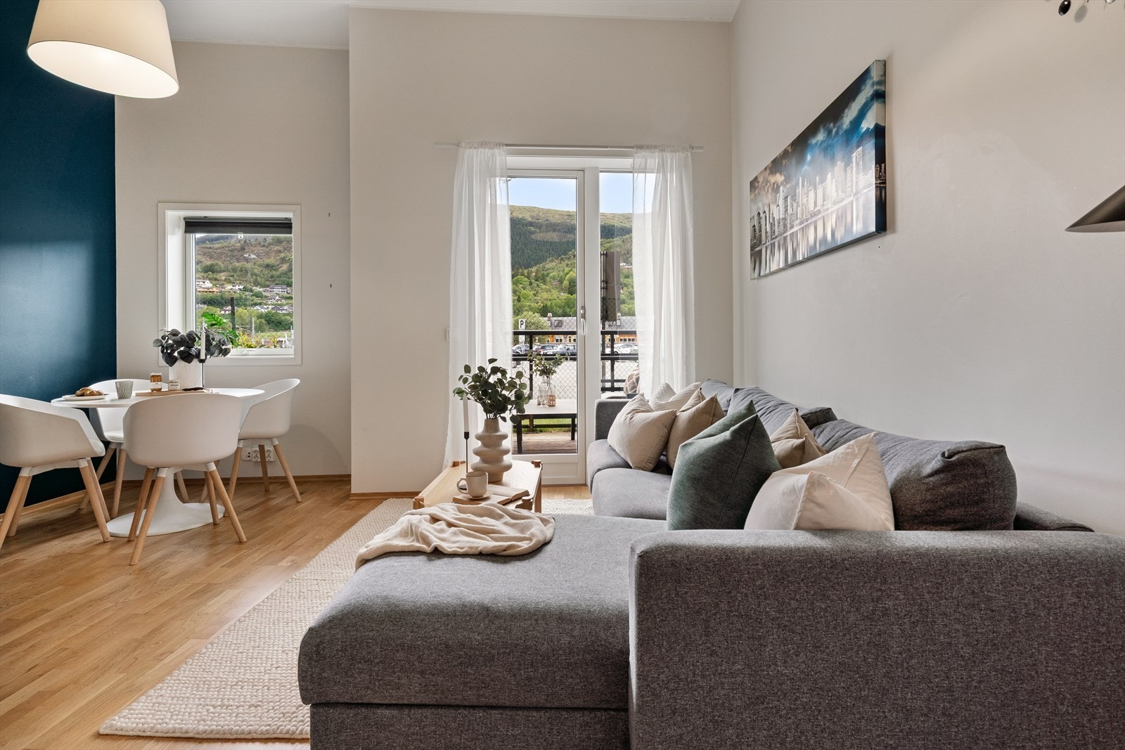 - Store vindusoverflater slipper inn naturlig lys inn i leiligheten - Galleribilde