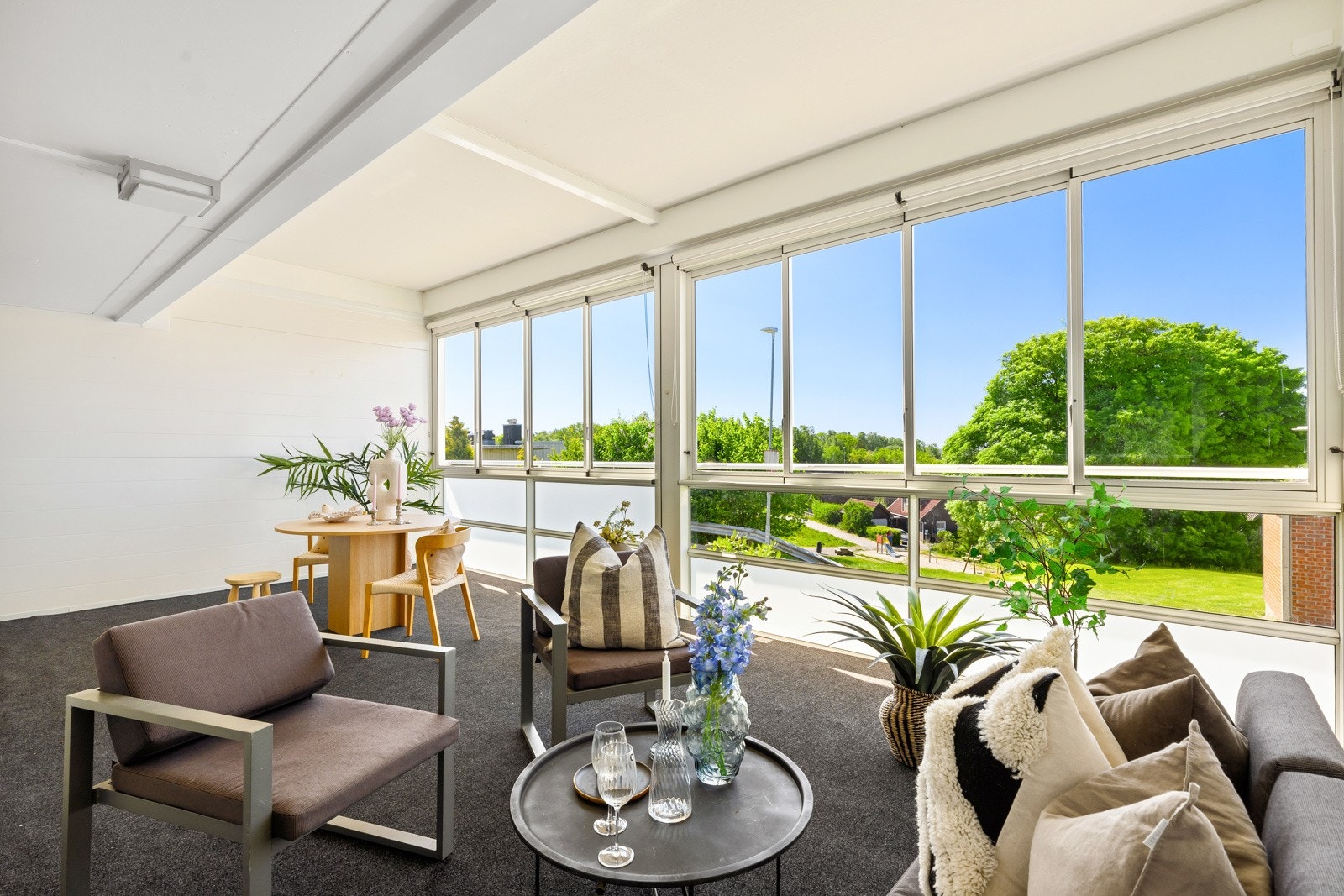 Balkongen har god plass til utemøbler og fungerer som en utvidelse av stuen. Galleribilde