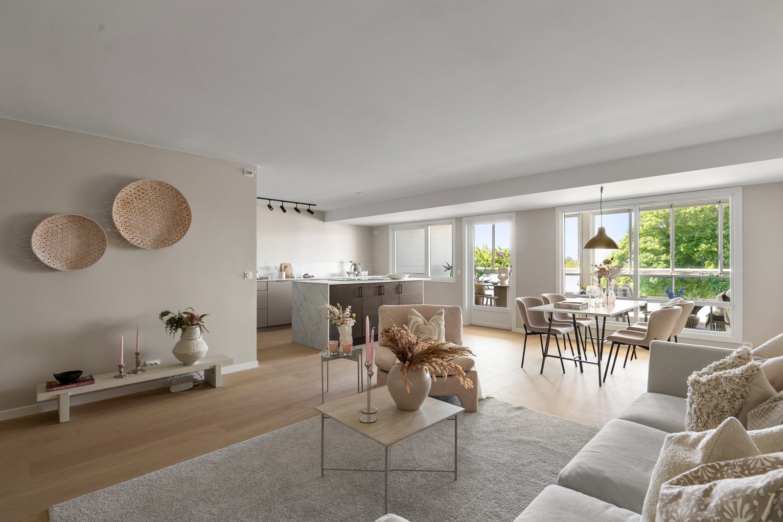 Åpen stue og kjøkkenløsning med store vindusflater og direkte utgang til balkong. Galleribilde