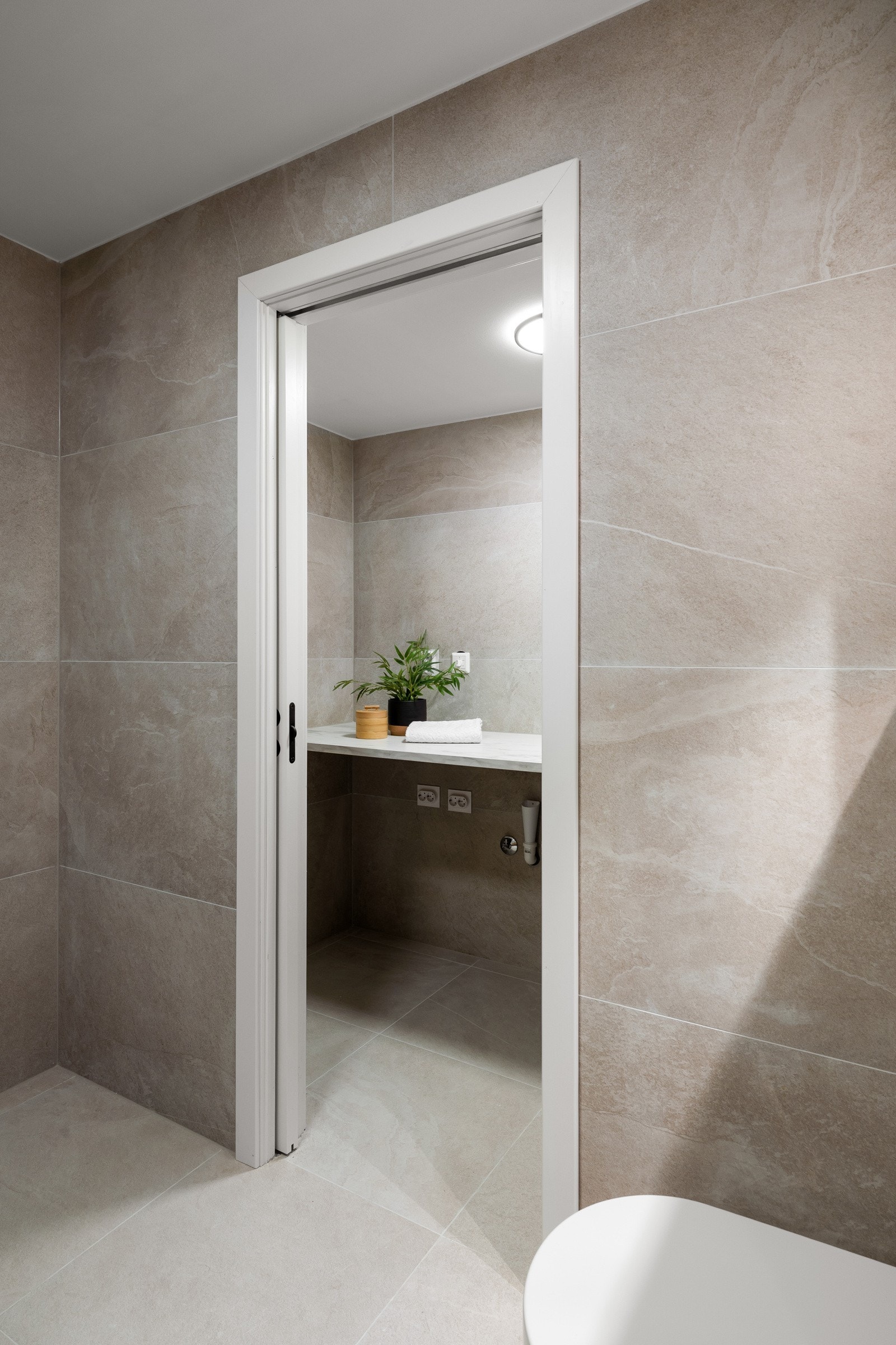 Praktisk separat vaskerom med god plass til vaskemaskin og tørketrommel Galleribilde