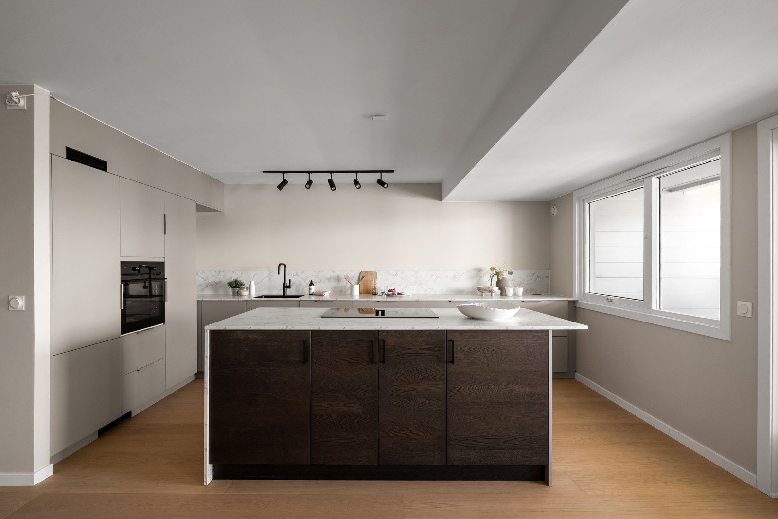 Sosialt og brukervennlig kjøkken som innbyr til matlaging og hyggelige måltider. Galleribilde