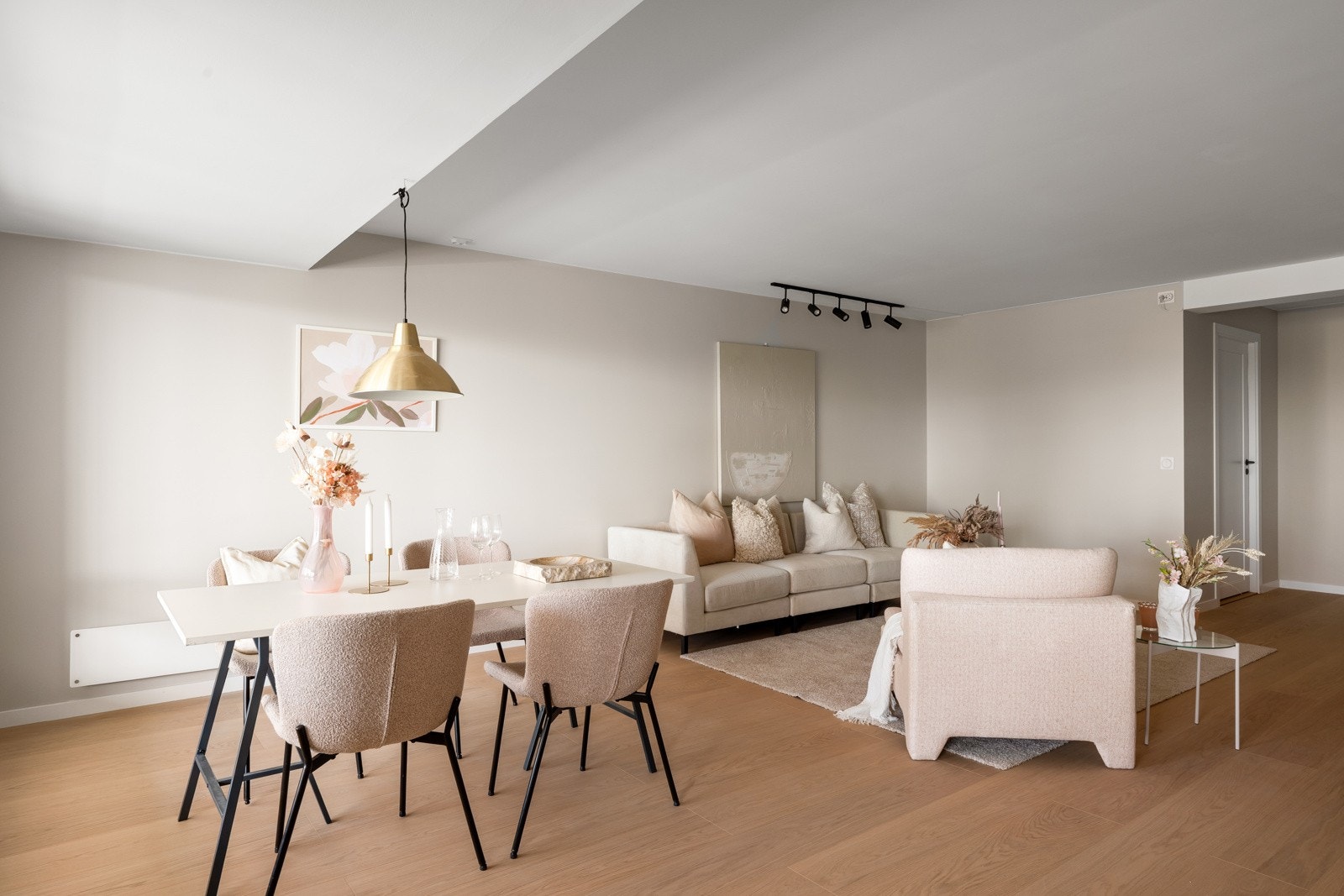 Stuen er enkel å møblere og har god plass til sittegruppe og spisegruppe. Galleribilde