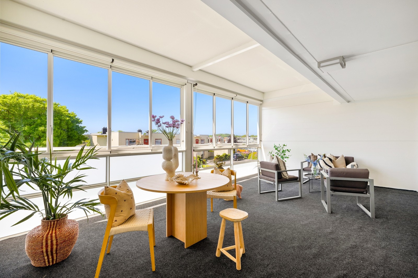 Romslig innglasset balkong på ca.30 m2 med gode solforhold. Galleribilde