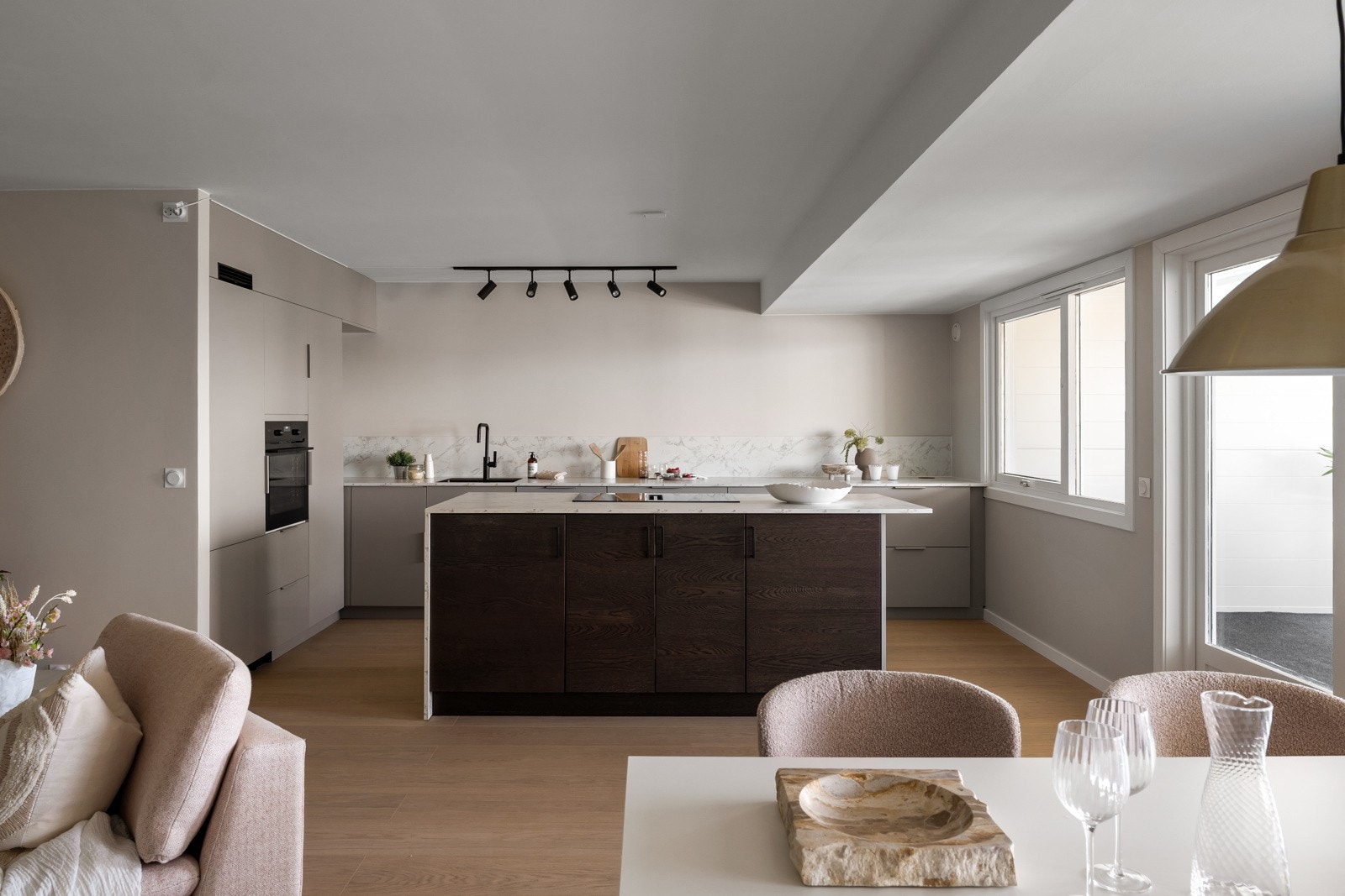 Lekkert fra KVIK kjøkken utført med integrete hvitevarer og praktisk kjøkkenøy. Galleribilde