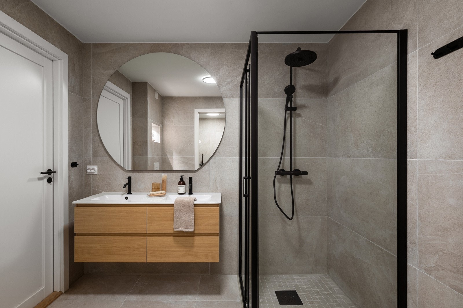 Pent helfliset bad utført med dobbeltservant, dusjnisje og vegghengt toalett. Varme i gulv. Galleribilde