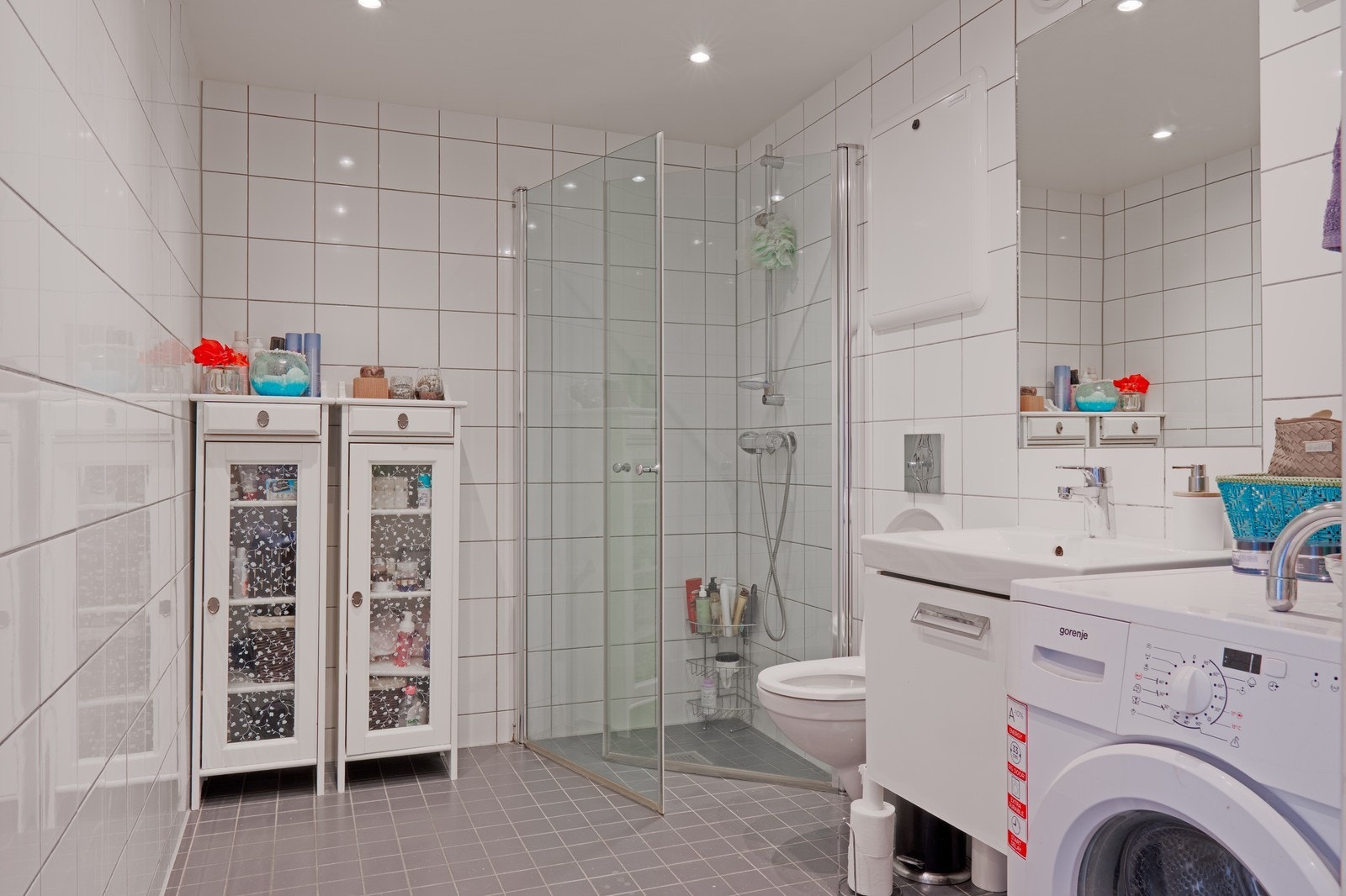 Romslig og moderne bad med varmekabler, vaskemaskin og godt med tørkeplass. Galleribilde