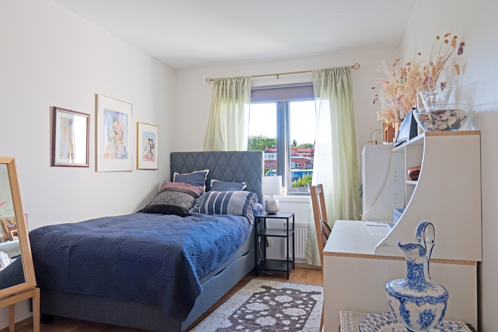 Trivelig hovedsoverom med god seng og skrivebord Galleribilde