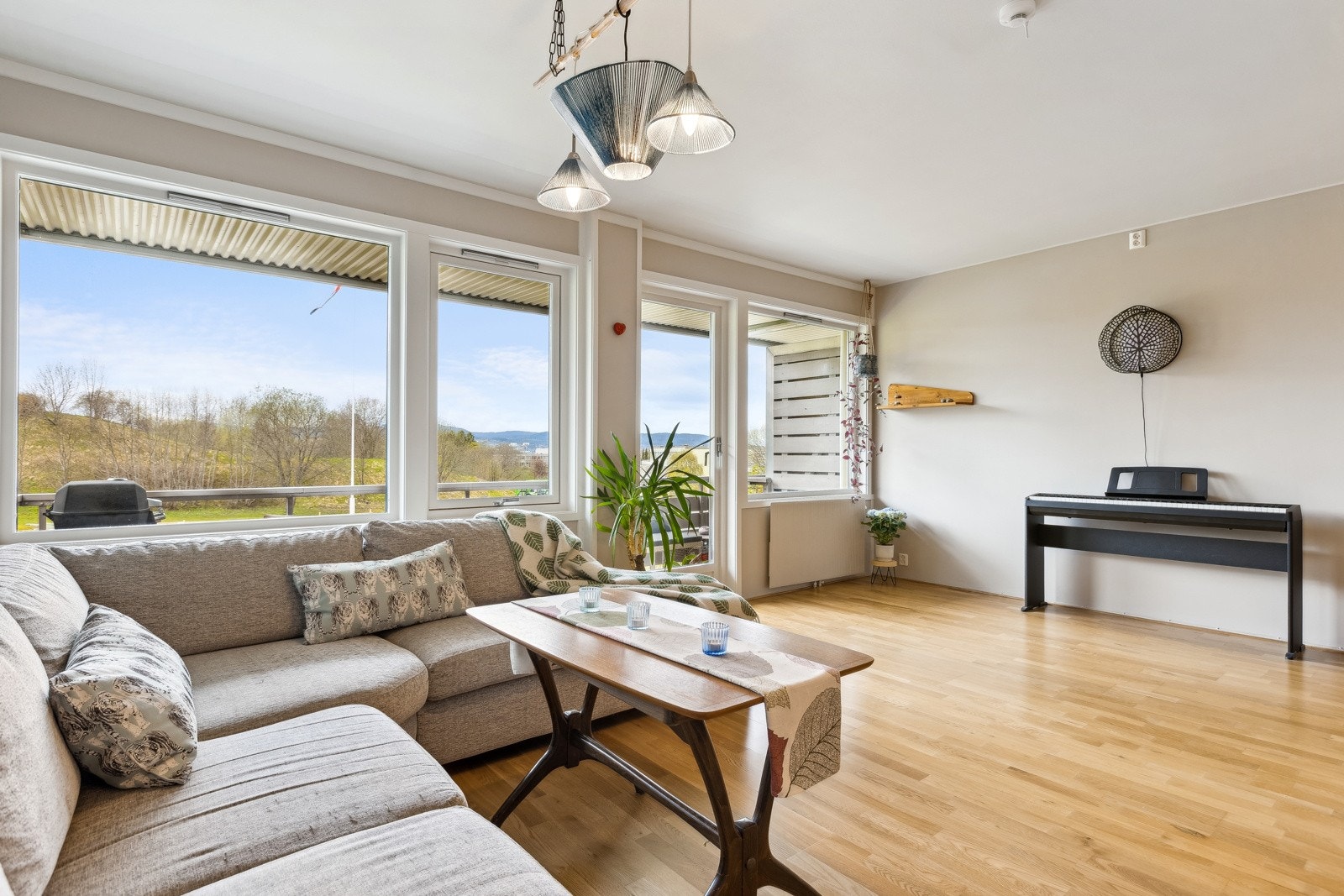 De store vinduene sørger for rikelig med naturlig lysinnslipp. Her får man kveldssol og fine solnedganger. Galleribilde