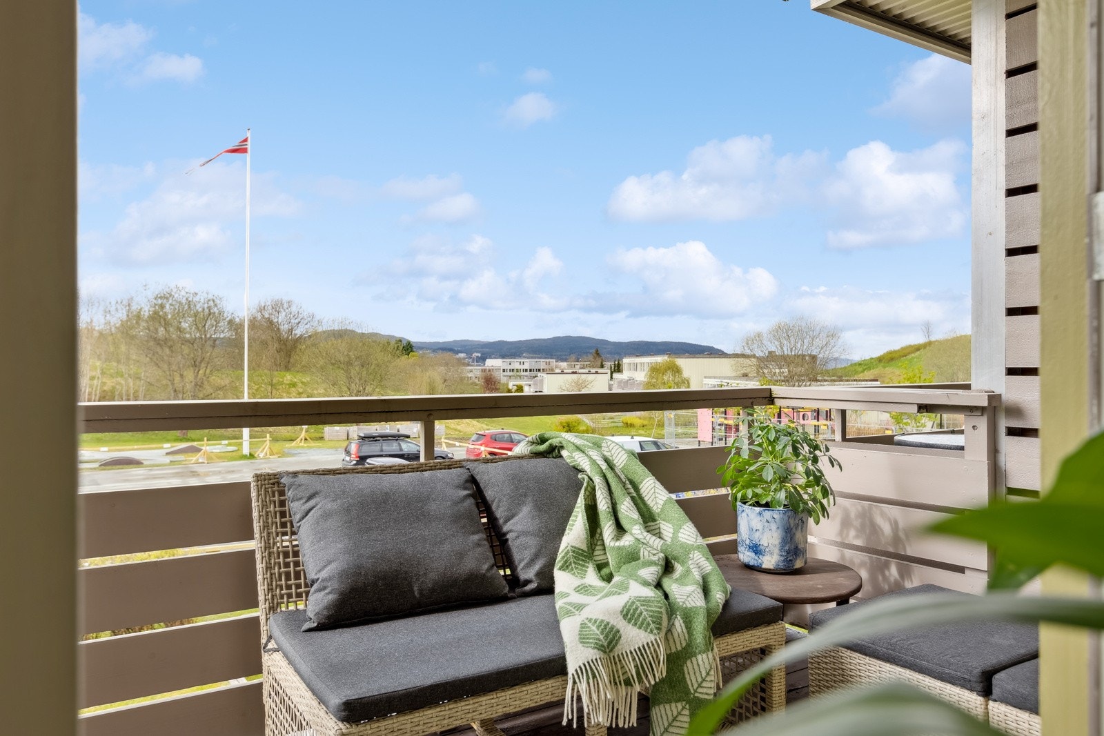 Vestvendt balkong med plass til møbelgruppe og grill. Utgang direkte fra stuen. Galleribilde