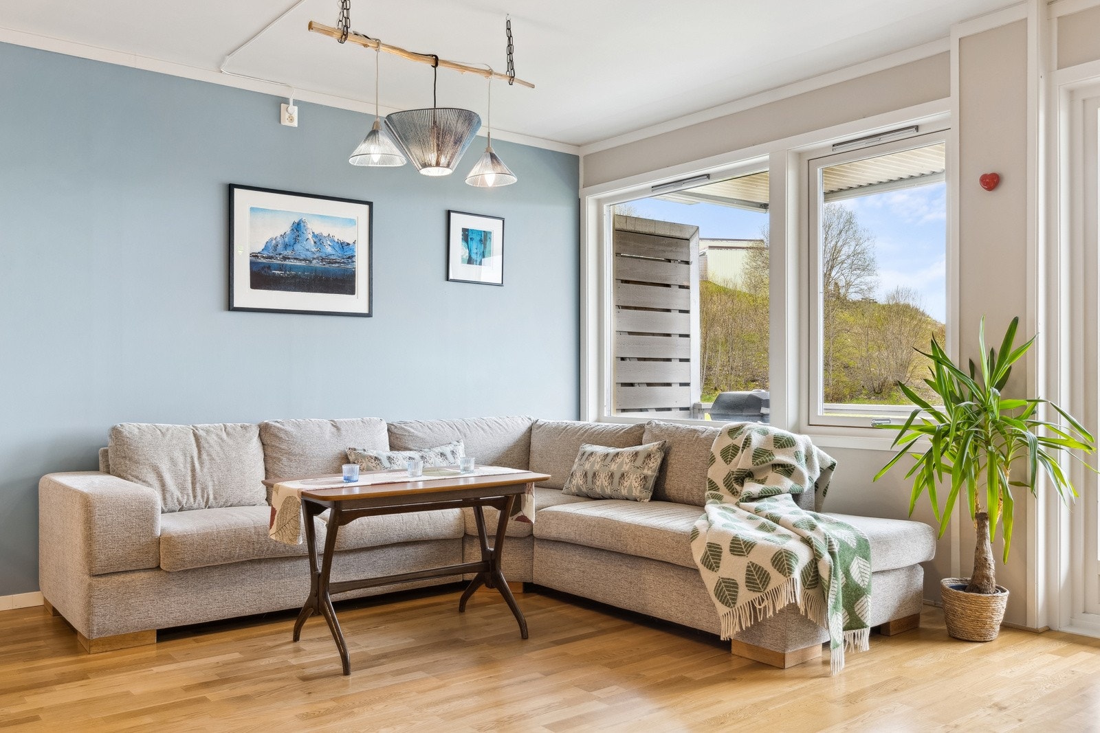 Lys og luftig stue som måler 38 kvm. Galleribilde