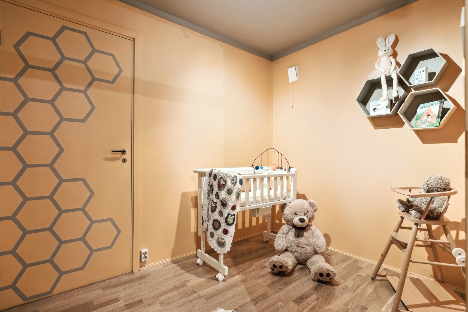 Bod innredet som soverom. Vi gjør oppmerksom på at rommet ikke er godkjent for varig opphold. Det er gitt godkjent søknad om bruksendring for rommet, men tiltaket er ikke gjennomført. Galleribilde