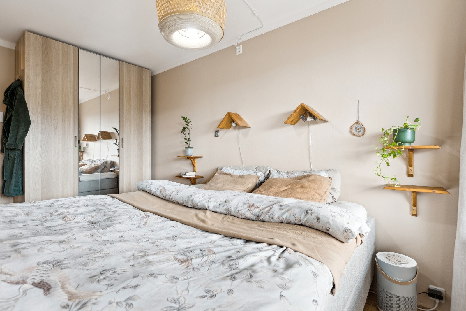 Hovedsoverommet har et stort garderobeskap, med god plass til dobbeltseng. Galleribilde