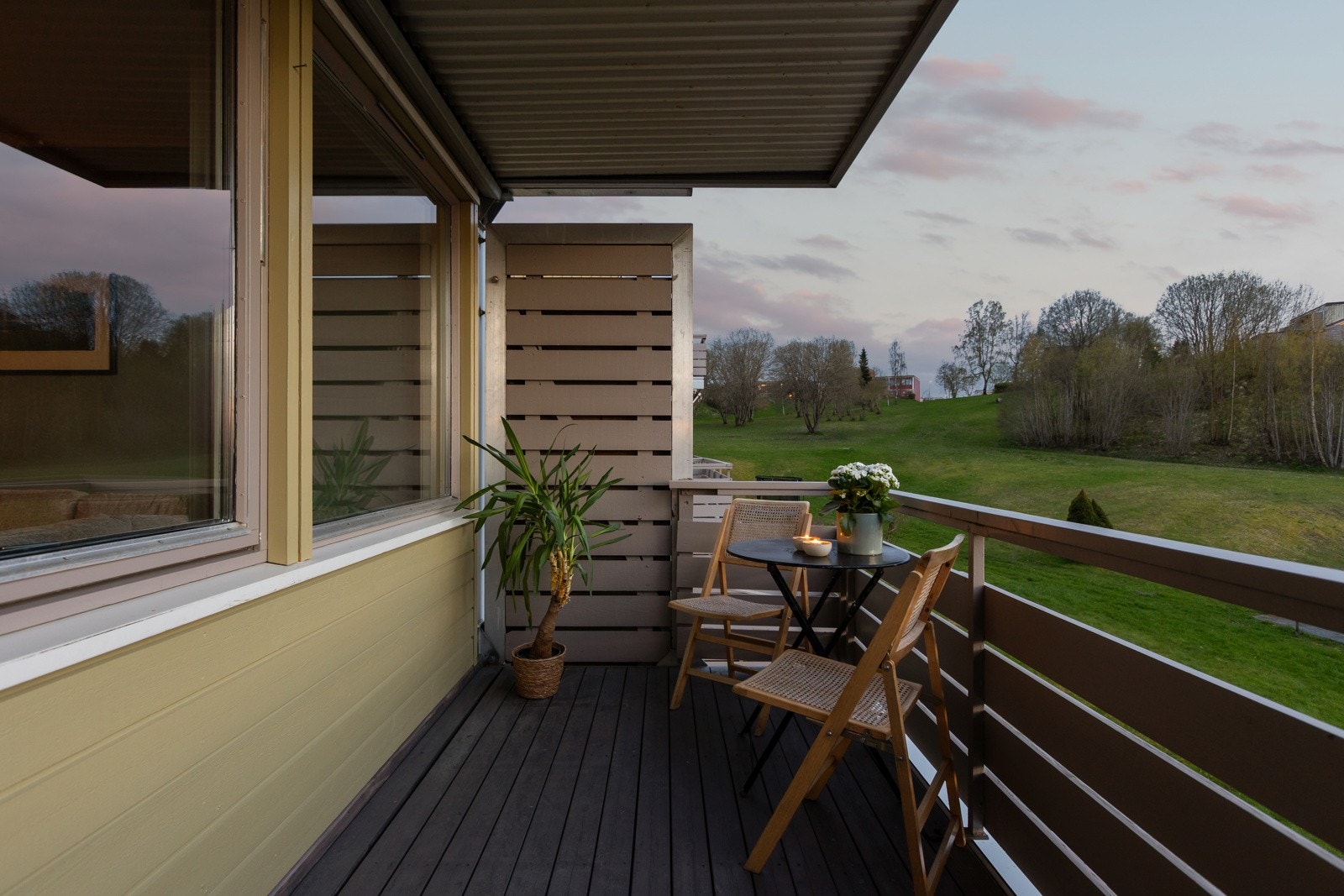 Boligen ligger fint svært fint til, og balkongen er vendt ut mot friområde. Galleribilde