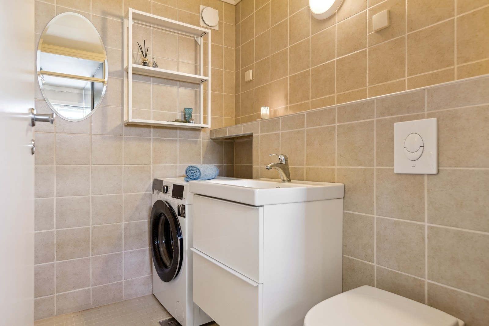 Flislagt vaskerom med innebygget toalett i 1. etasje. Galleribilde