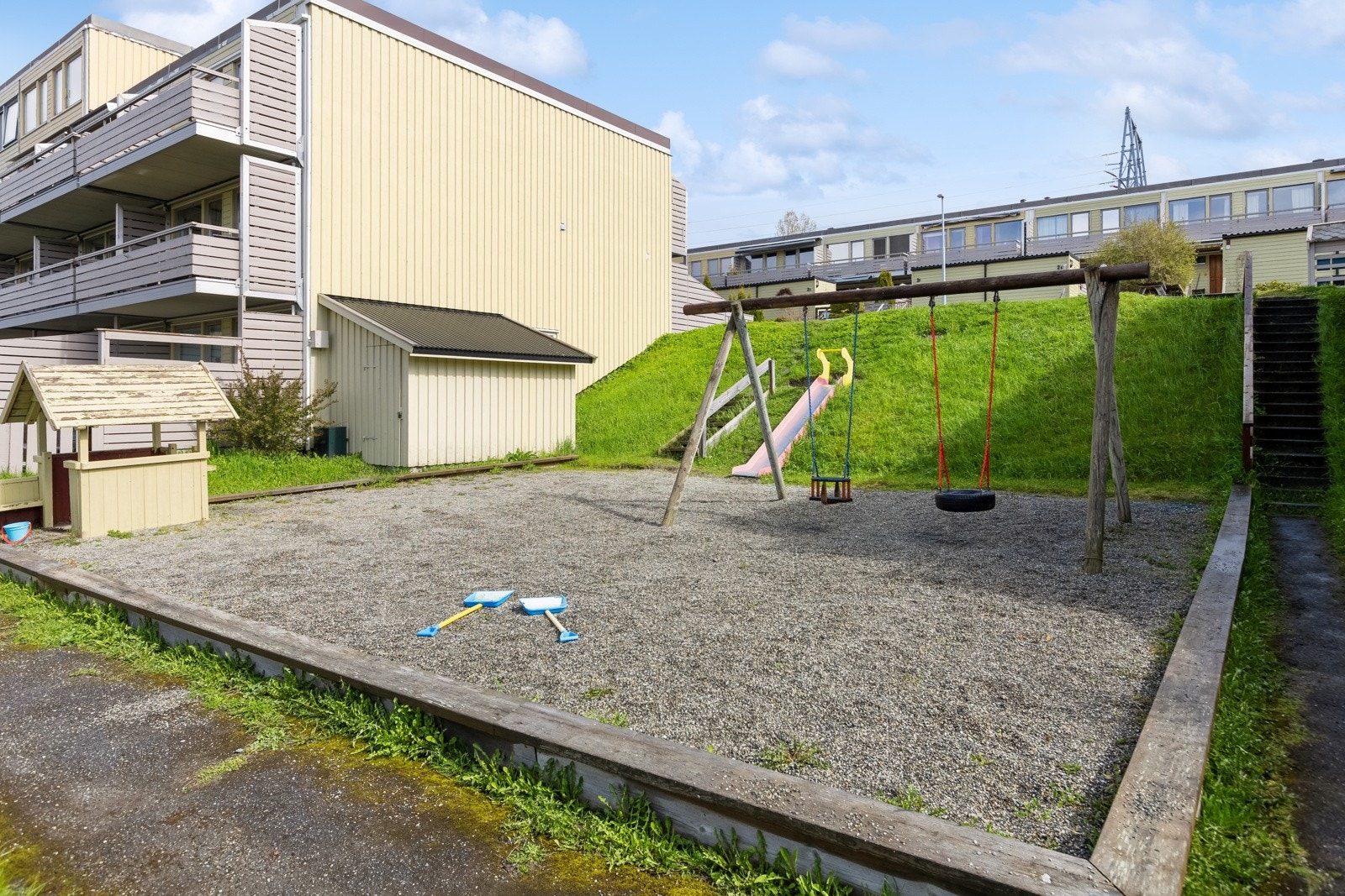 Rett ved leiligheten ligger det en koselig lekeplass som er perfekt for de små! Galleribilde