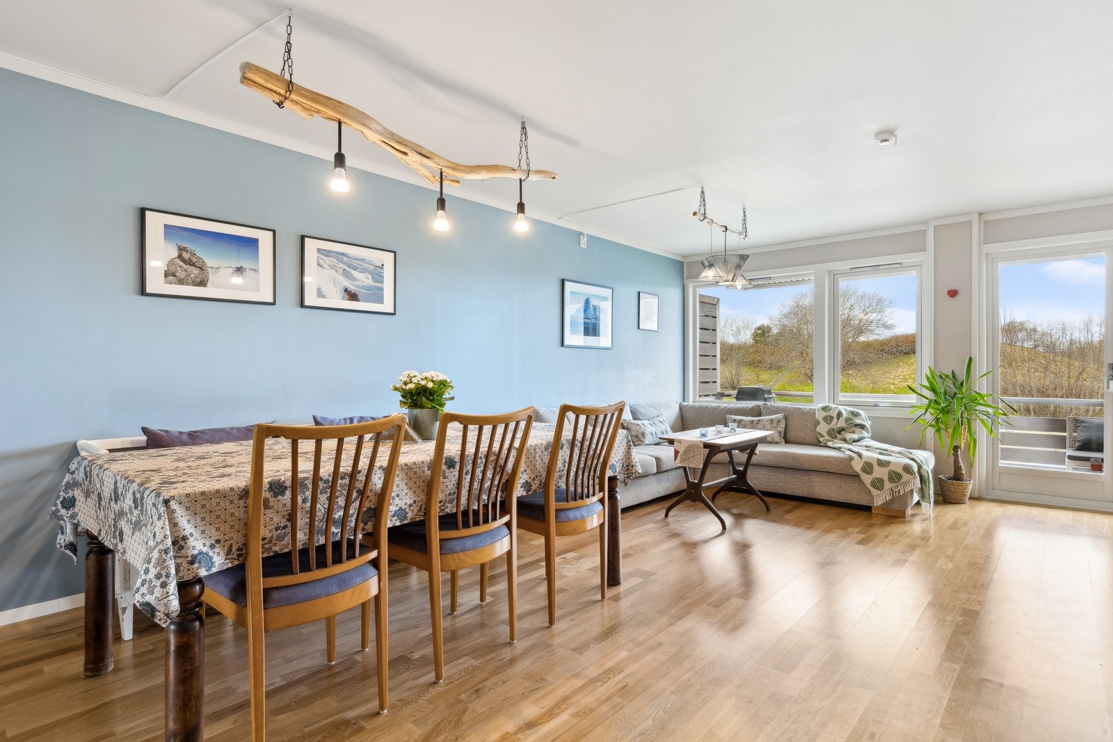 Her er det god plass til å innrede med både spisebord, hjørnesofa og annet møblement. Galleribilde