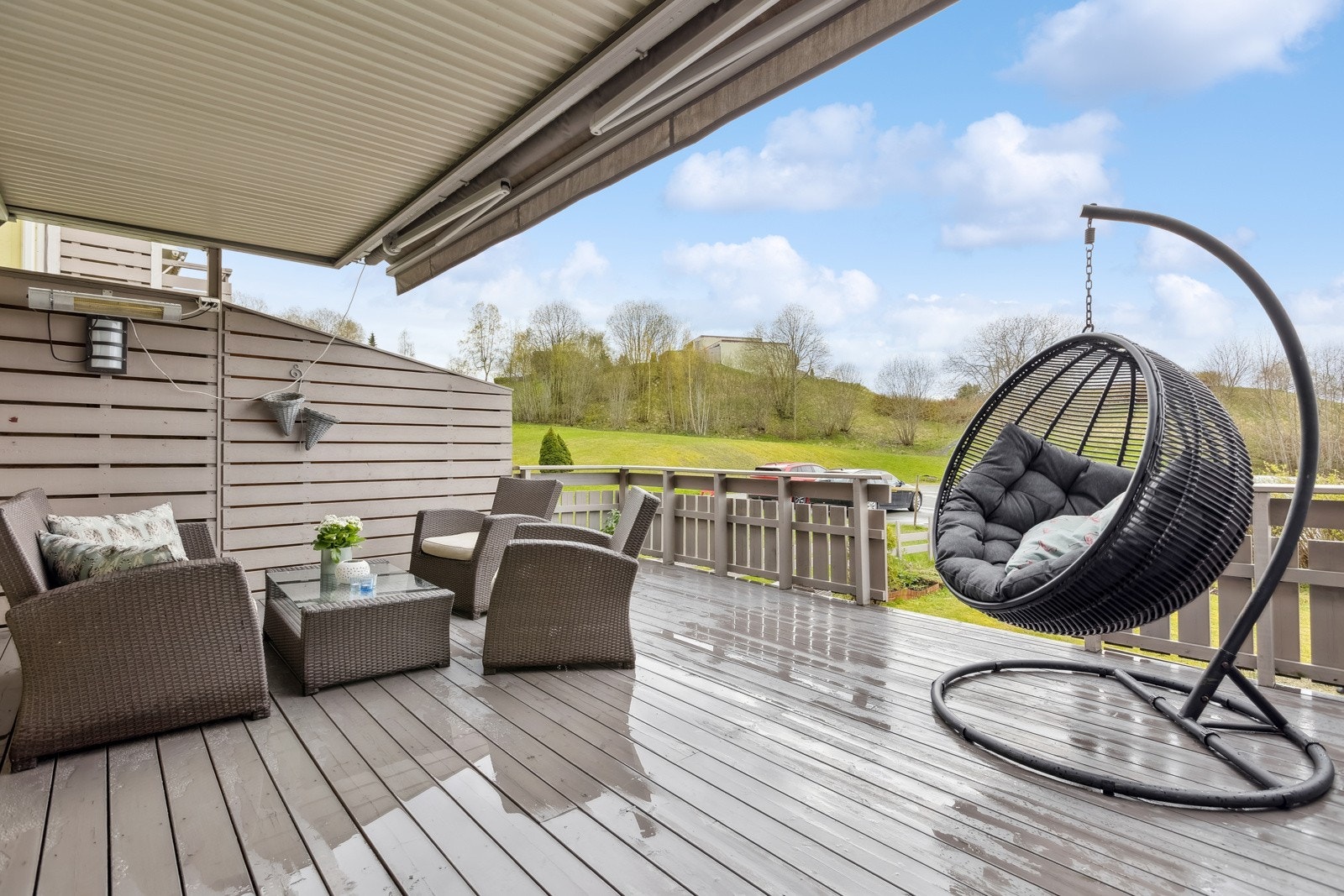 Stor terrasse med god plass til utemøbler. Her er det elektrisk markise, varmelampe, lys og strømuttak. Det er trapp ned til egen hage, vannslange finnes både her og på fremsiden. Galleribilde