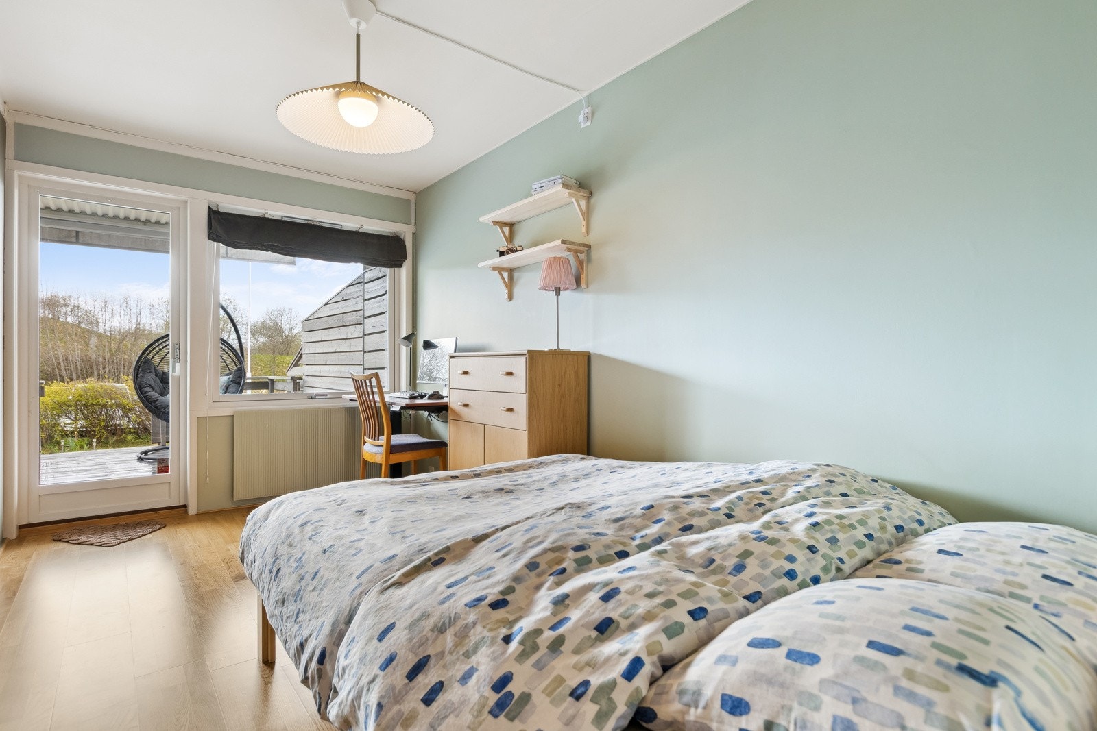 Soverom nr. 2 har direkte utgang til terrasse og hage med gode solforhold. Galleribilde