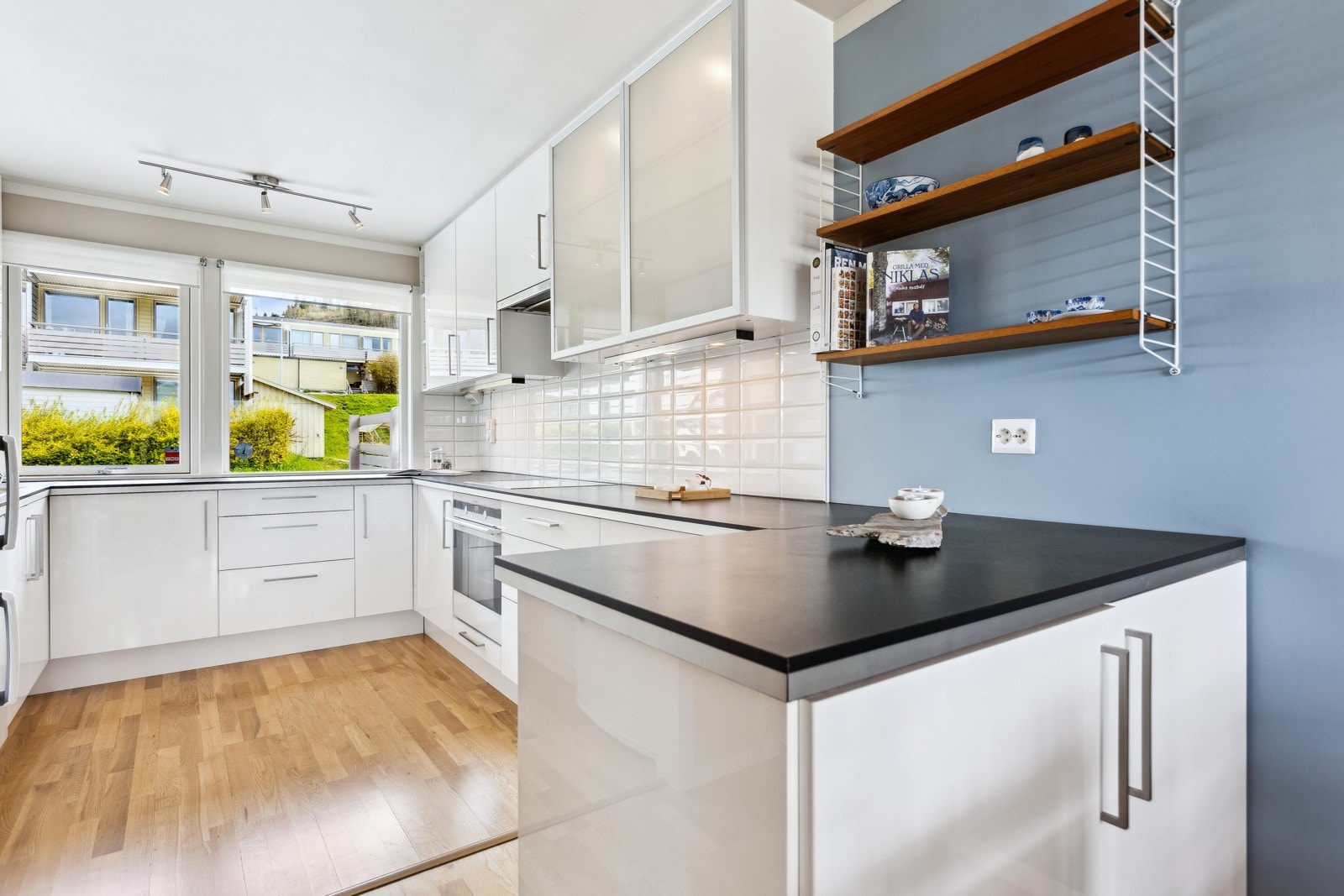 Kjøkkenet er utstyrt med integrert stekeovn og platetopp. Galleribilde