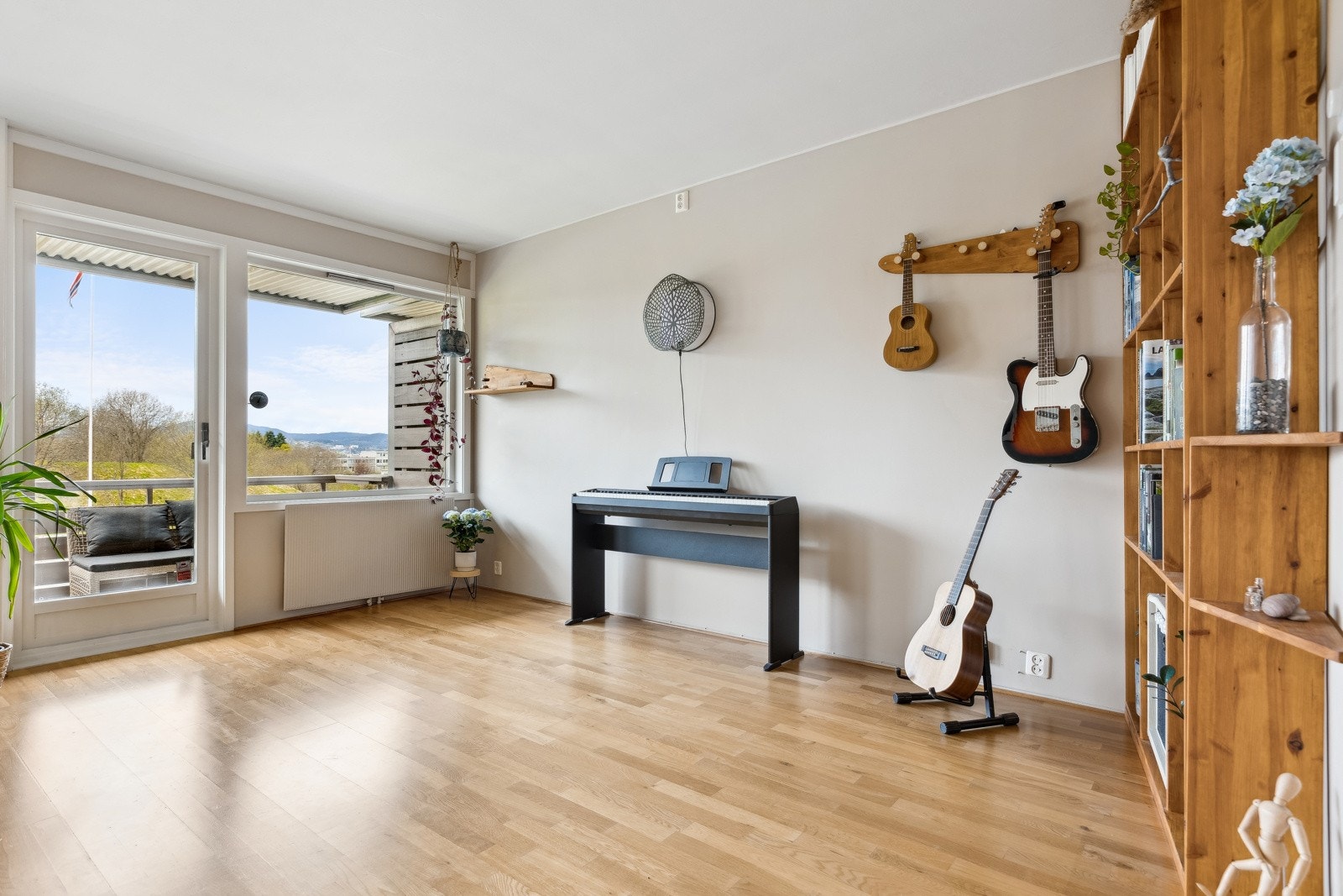 Boligen har en god planløsning som inviterer til en sosial stemning. Galleribilde