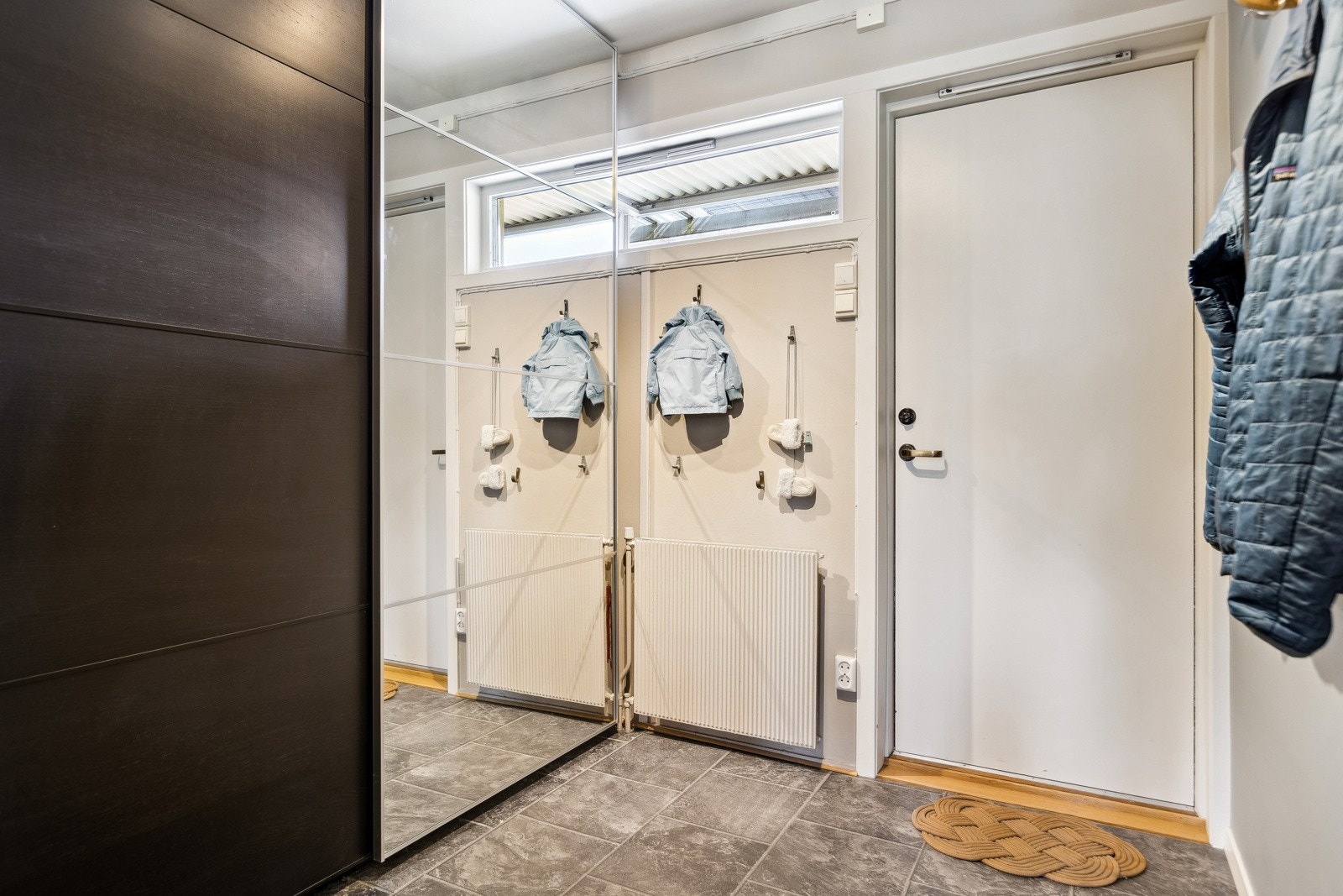 Vi ønsker deg velkommen inn! Entrèen inneholder en stor garderobeløsning med mye oppbevaringsplass. Galleribilde