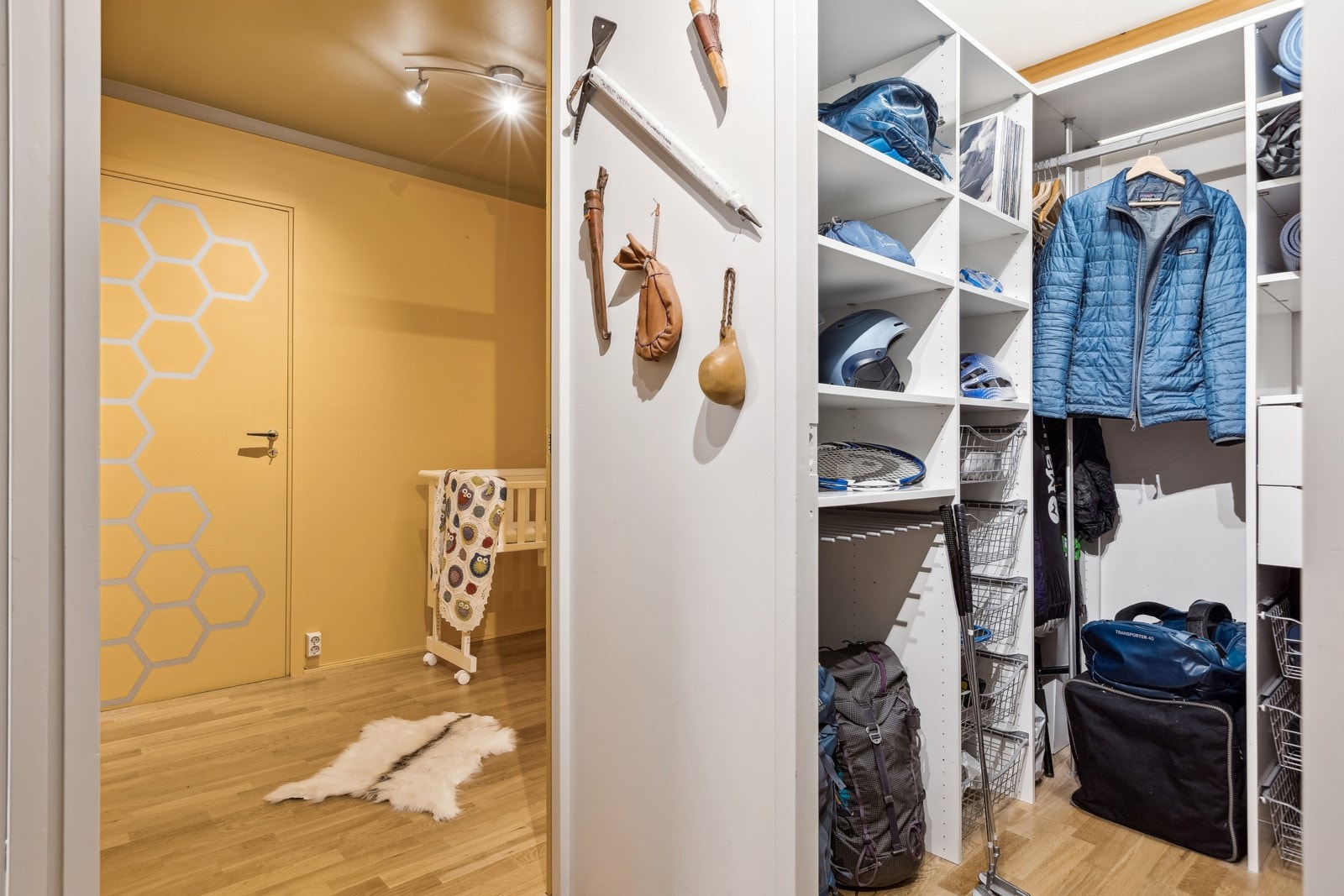 Boligen har 3 boder som byr på mye oppbevaringsplass. Galleribilde