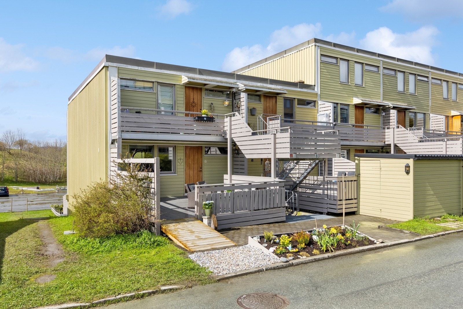 Leiligheten har et trivelig inngangsparti. Rampe for enkel tilkomst med sykkel/barnevogn er bygget i 2024. Utvendig felles bod med plass til sykler. Galleribilde