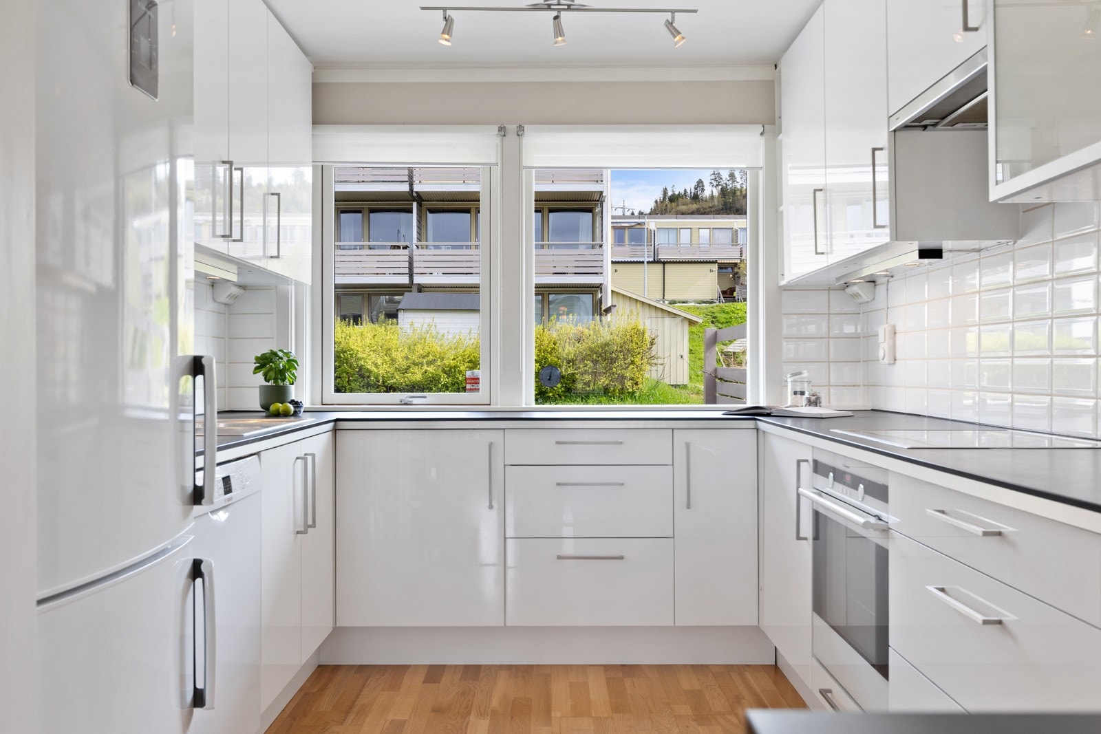 Tidløst kjøkken med god benkeplass og mye oppbevaringsmuligheter. Galleribilde