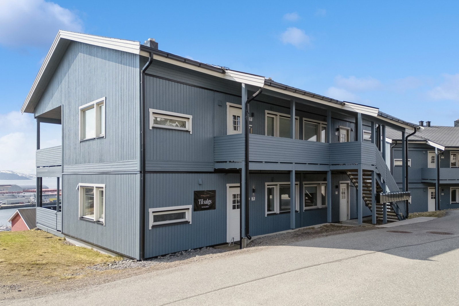 Inn til borettslaget møter du garasjene og leilighetene i hver sin rekke. Boligen er i 1. etasje på hjørnet av en rekke, og har enkel adkomst fra veien. Galleribilde